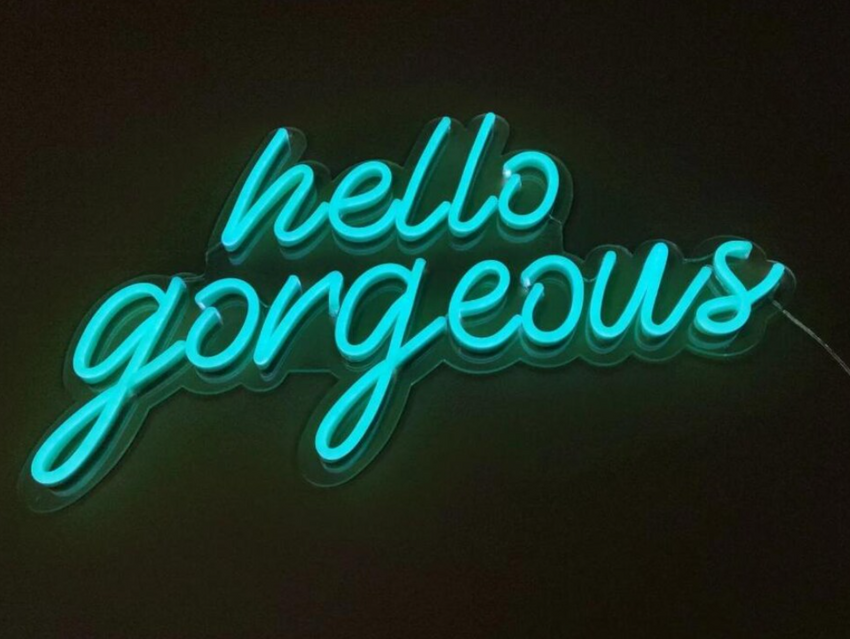 Hello Gorgeous  LED Neon Işık | Ev ve Ofis için Parlak Duvar Dekoru | Özelleştirilebilir Aydınlatma Hediyesi | Neon Sanat Sergisi