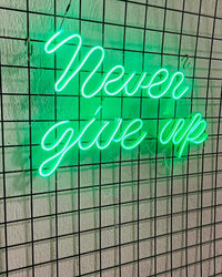 Never Give Up Neon Duvar Dekorasyonu