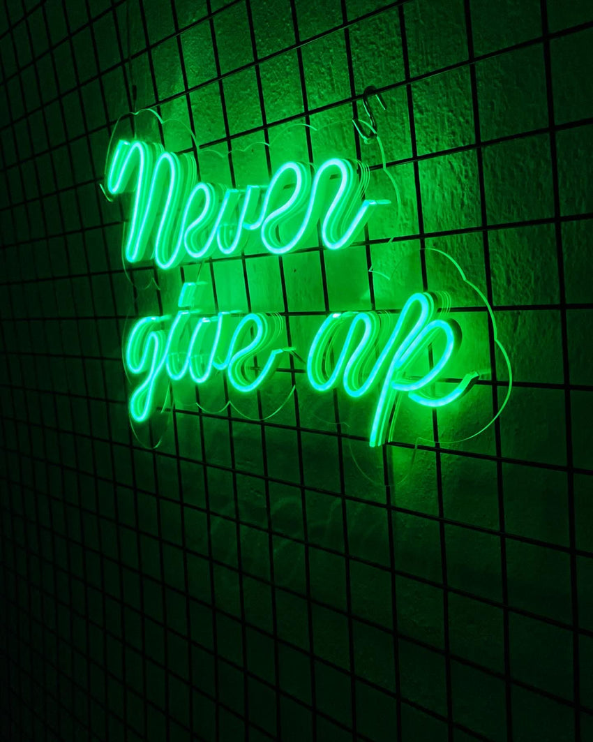 Never Give Up Neon Duvar Dekorasyonu