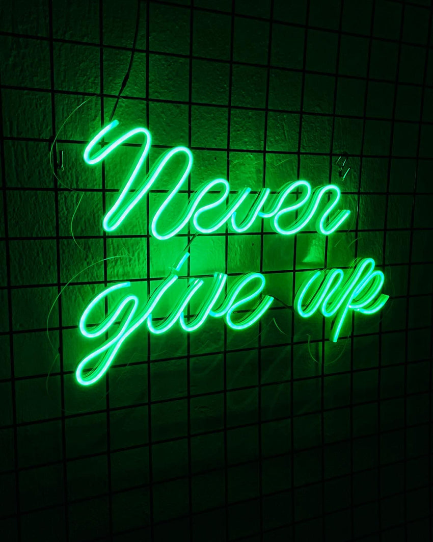 Never Give Up Neon Duvar Dekorasyonu