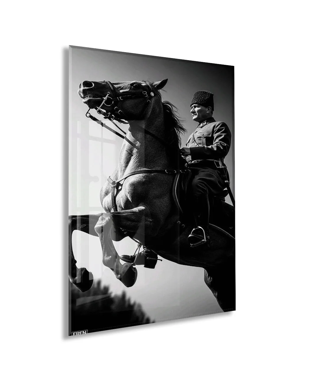 Atatürk At Üzerinde Cam Tablo – Siyah Beyaz Liderlik Temalı Cam Duvar Tablosu -PeonyAta068 — görsel 1