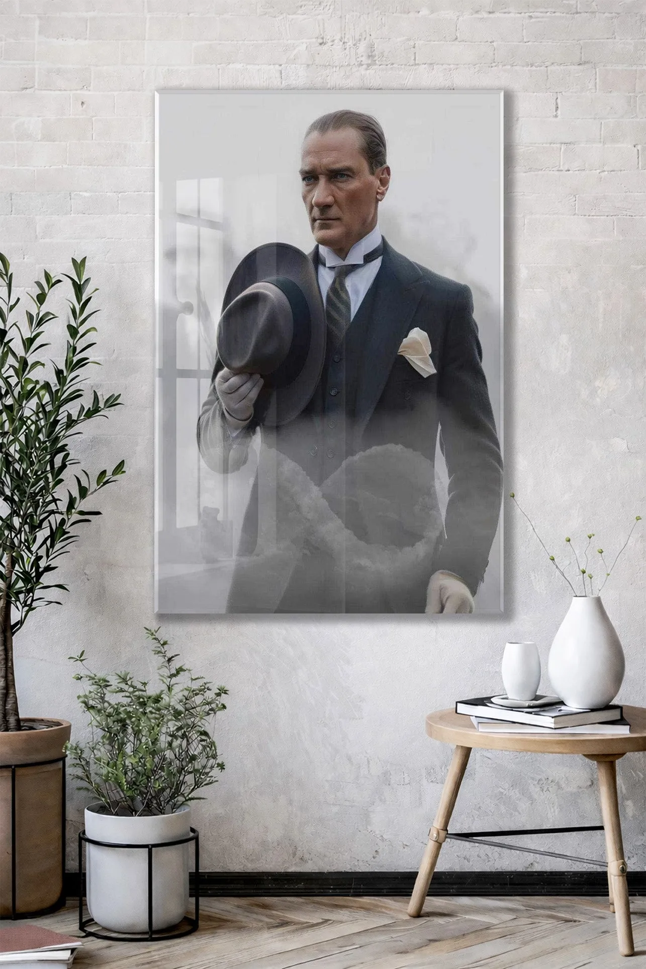 Atatürk Şapkalı Portre Cam Tablo | Zarif ve Güçlü Atatürk Tasviri, Modern Duvar Dekoru, UV Baskı Temperli Cam PeonyAta048 — görsel 3