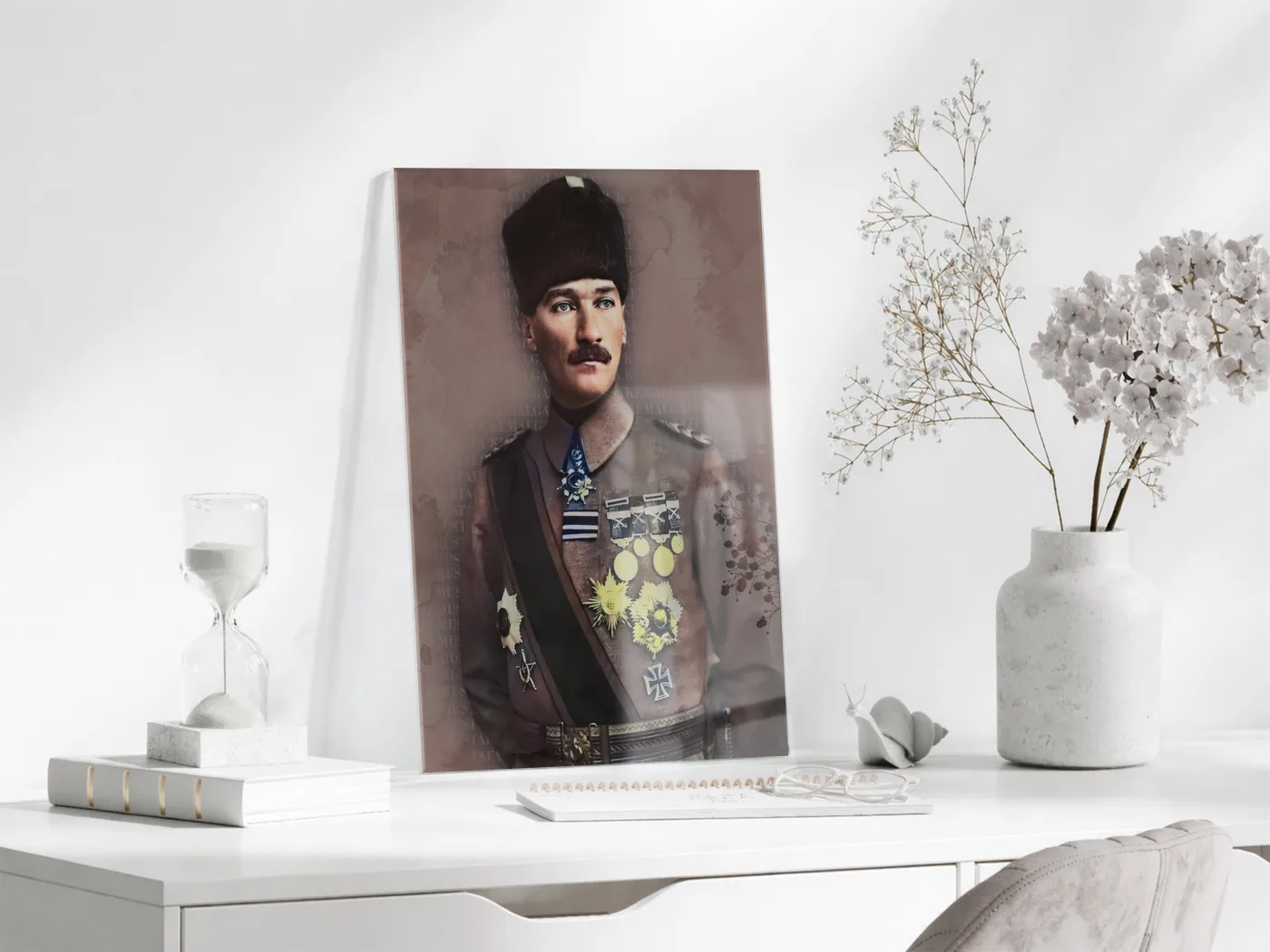 Madalyalı Kalpaklı Atatürk Cam Tablo – Kahramanlık ve Onuru Yansıtan 4 mm Temperli Cam Duvar Dekoru -PeonyAta1014 — görsel 4