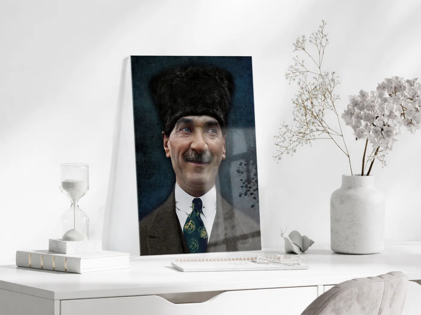 Kalpaklı Atatürk Portre Cam Tablo – Millî Mücadele Ruhunu Yansıtan Modern 4 mm Temperli Cam Duvar Dekoru -PeonyAta1003 — görsel 4