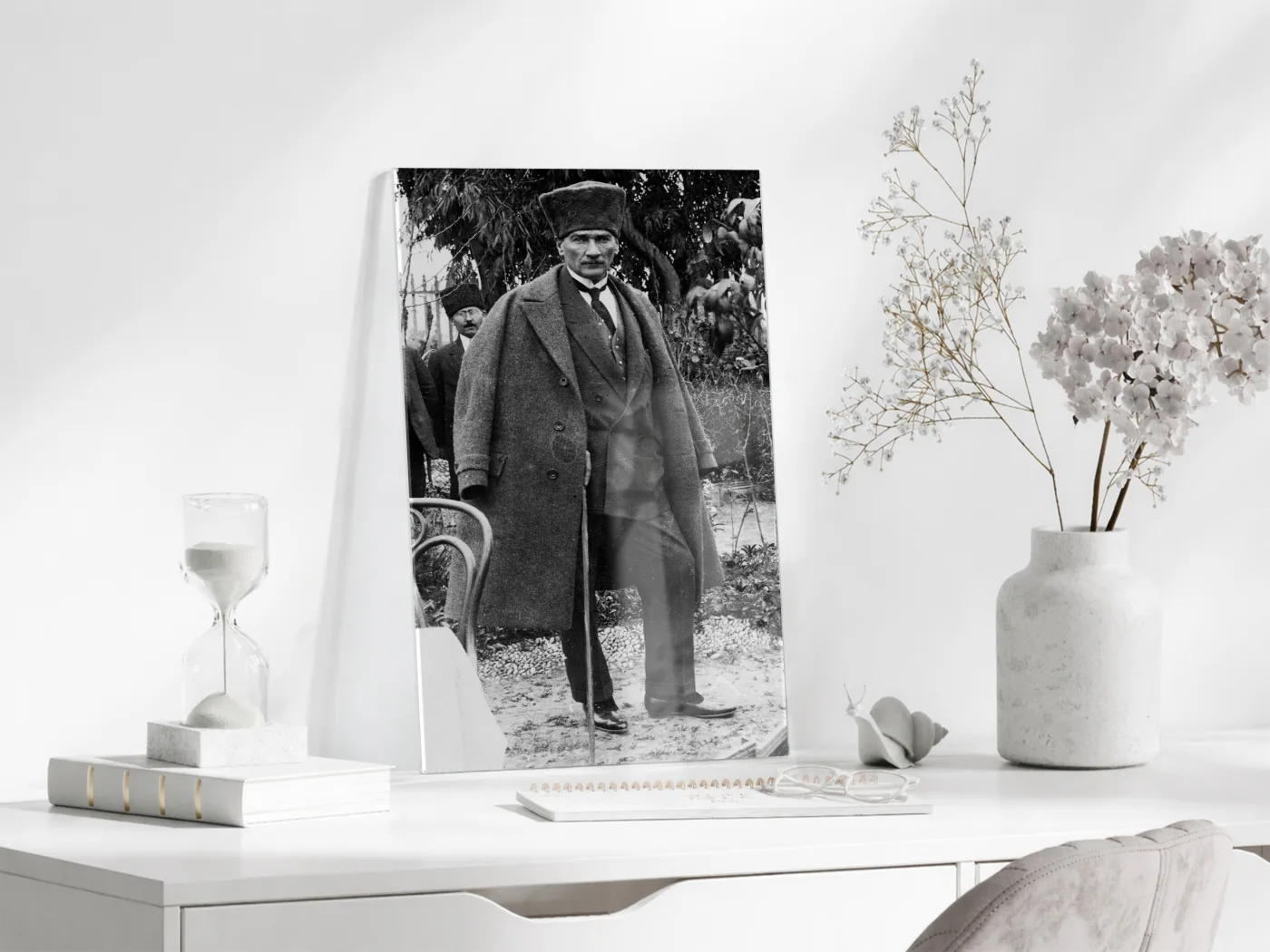 Atatürk Siyah Beyaz Cam Tablo – Bastonlu Tam Boy Portre 4 mm Temperli Cam -PeonyAta060 — görsel 4
