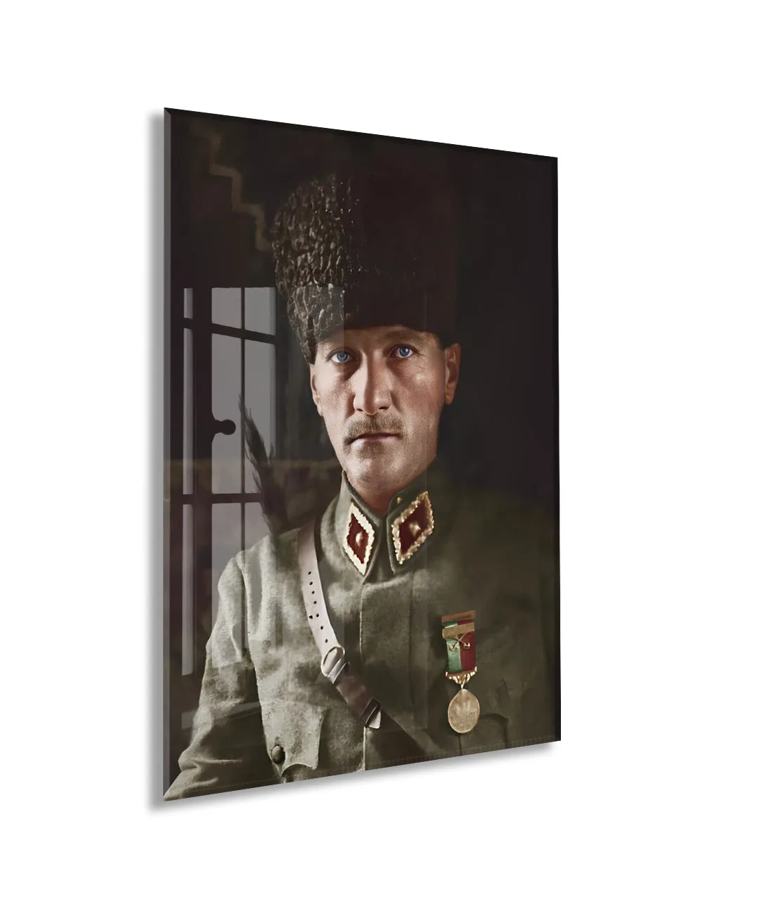 Atatürk Cam Tablo – Askerî Üniformalı İkonik Portre, 4 mm Temperli Cam Üzerine Premium Duvar Dekoru -PeonyAta1029 — görsel 1