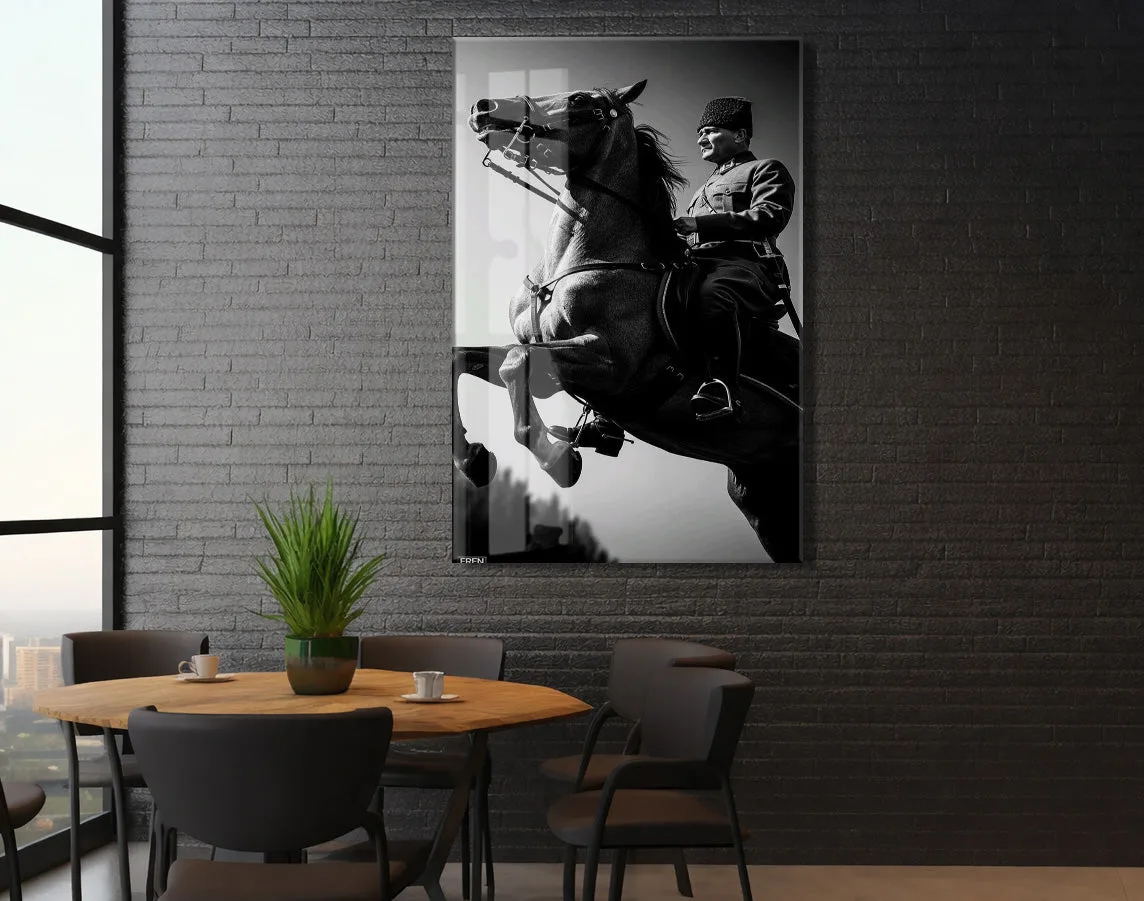 Atatürk At Üzerinde Cam Tablo – Siyah Beyaz Liderlik Temalı Cam Duvar Tablosu -PeonyAta068 — görsel 6