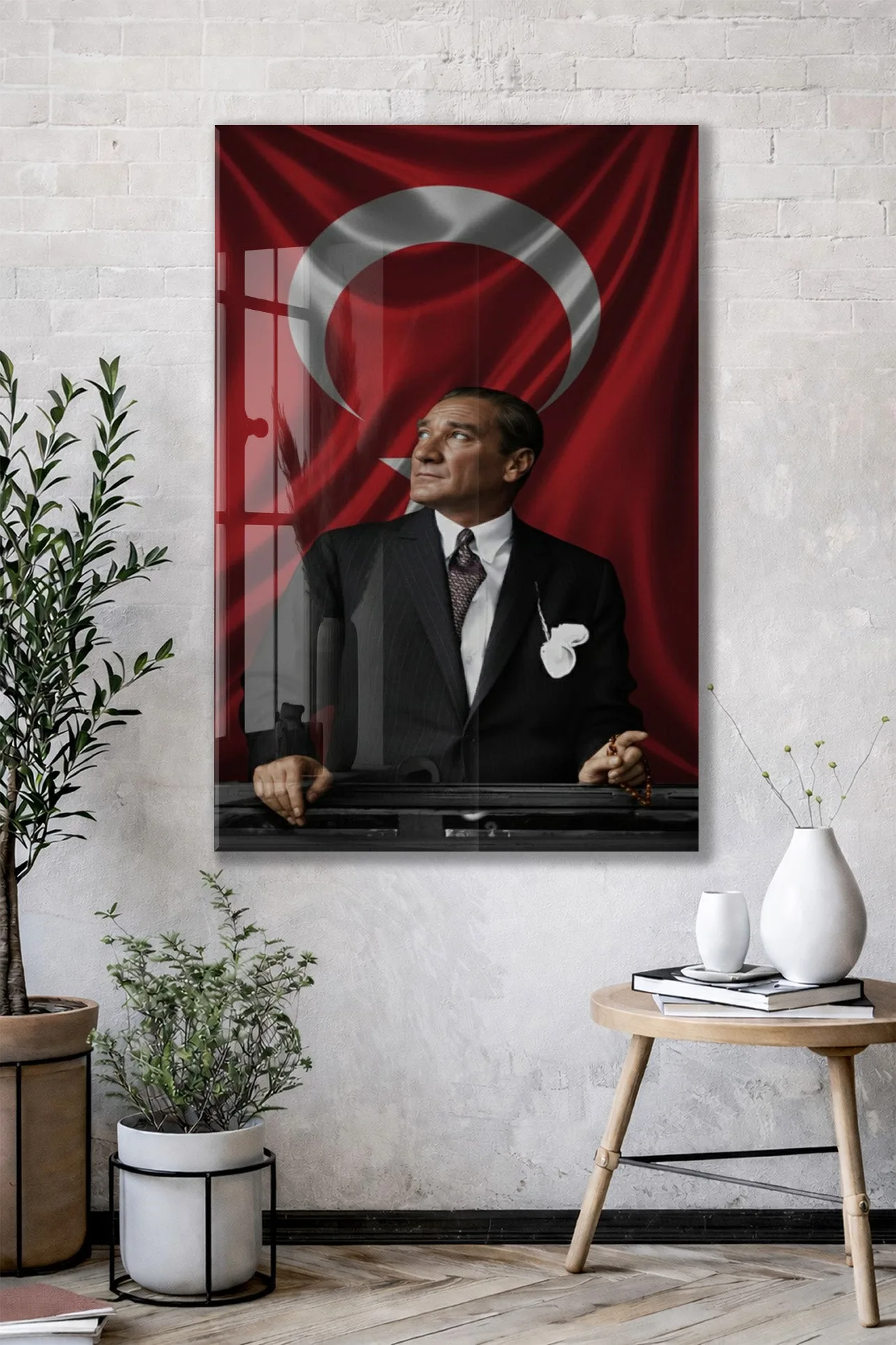 Atatürk Türk Bayrağı Önünde Cam Tablo – Devlet Adamlığı ve Liderlik Temalı 4 mm Temperli Cam-PeonyAta057 — görsel 2