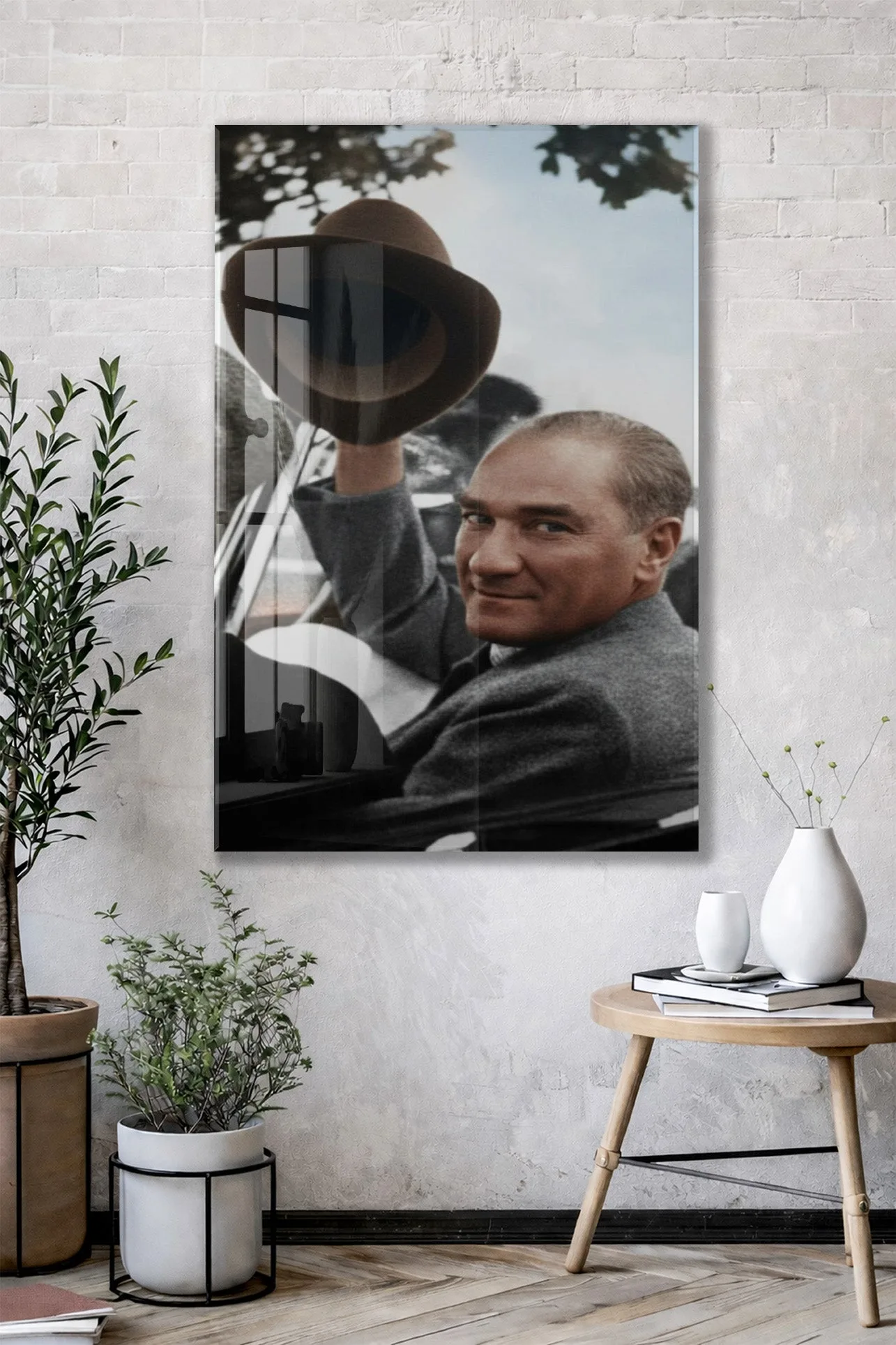 Atatürk Şapkalı Selam Verirken Cam Tablo – Halkla Bütünleşen Lider Temalı Cam Duvar Tablosu -PeonyAta066 — görsel 2