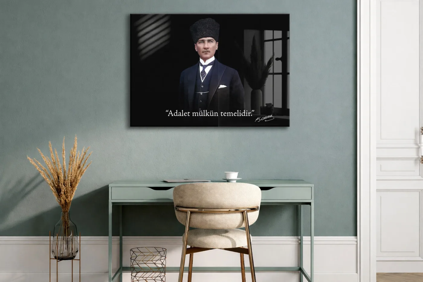 Kalpaklı Mustafa Kemal Atatürk Cam Tablo | “Adalet Mülkün Temelidir” Premium 4 mm Temperli Cam Tablo -PeonyAta1313 — görsel 2
