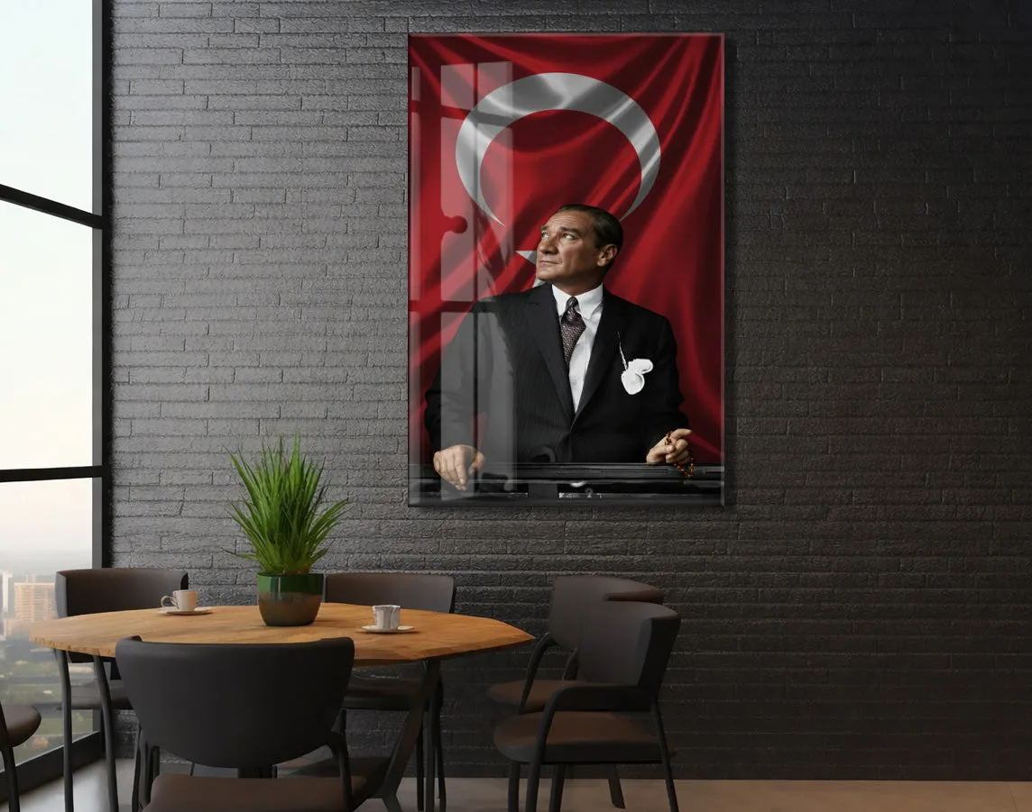 Atatürk Türk Bayrağı Önünde Cam Tablo – Devlet Adamlığı ve Liderlik Temalı 4 mm Temperli Cam-PeonyAta057 — görsel 6