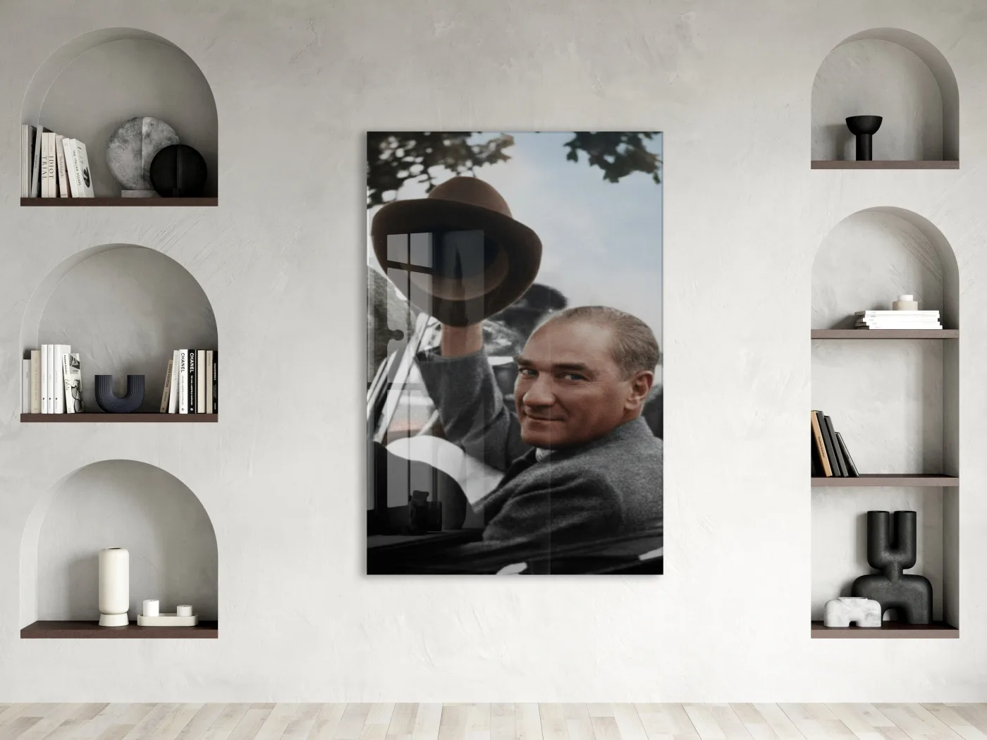 Atatürk Şapkalı Selam Verirken Cam Tablo – Halkla Bütünleşen Lider Temalı Cam Duvar Tablosu -PeonyAta066 — görsel 3