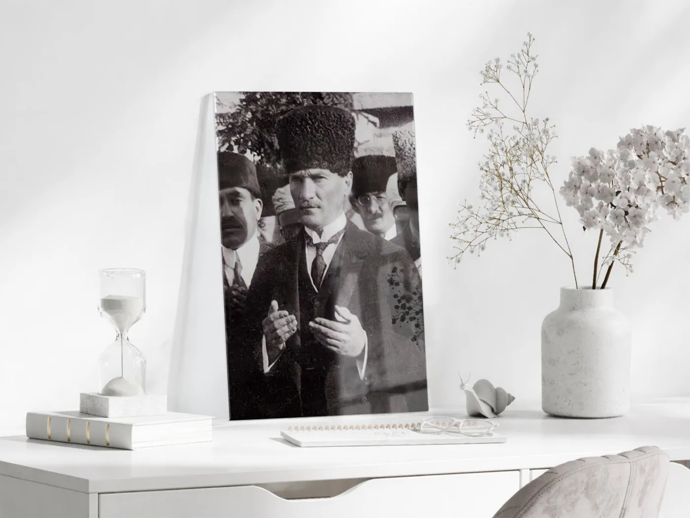 Kalpaklı Atatürk Cam Tablo – Mustafa Kemal Atatürk Siyah Beyaz Duvar Tablosu-PeonyAta1341 — görsel 4