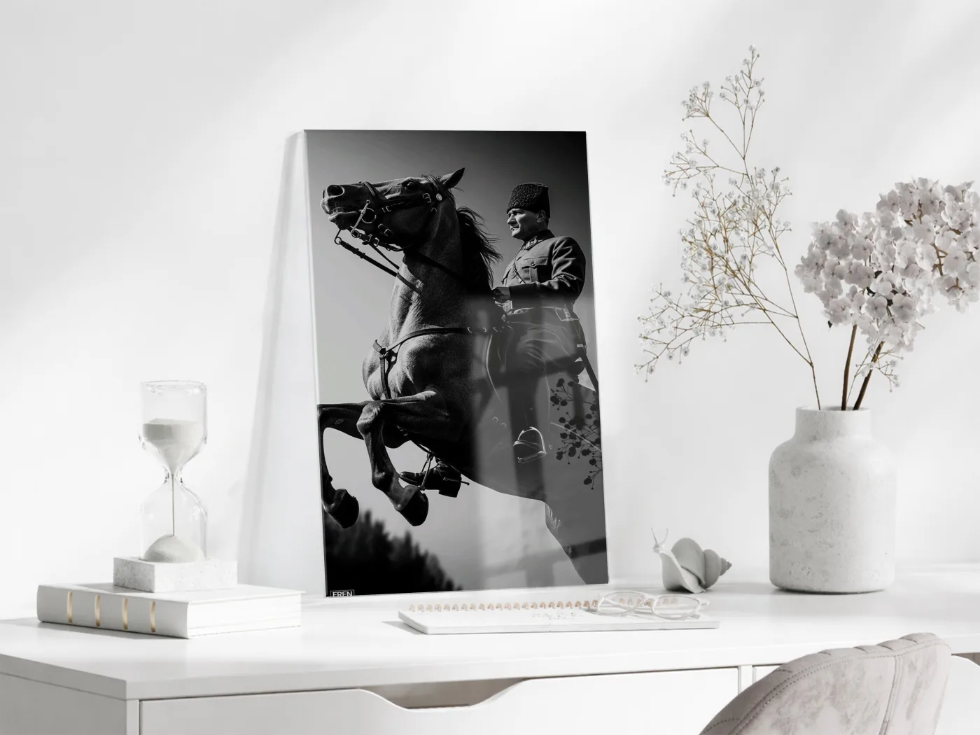 Atatürk At Üzerinde Cam Tablo – Siyah Beyaz Liderlik Temalı Cam Duvar Tablosu -PeonyAta068 — görsel 4