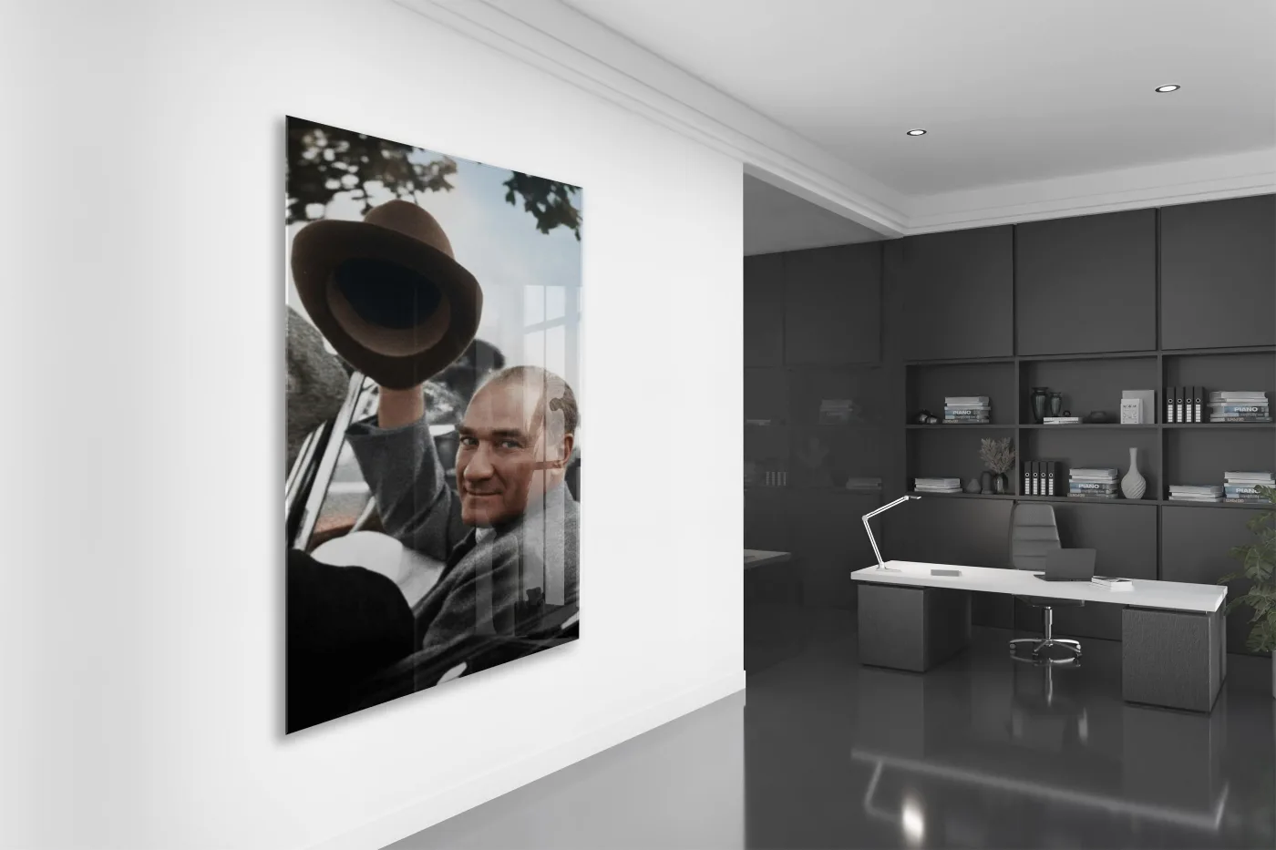 Atatürk Şapkalı Selam Verirken Cam Tablo – Halkla Bütünleşen Lider Temalı Cam Duvar Tablosu -PeonyAta066 — görsel 5