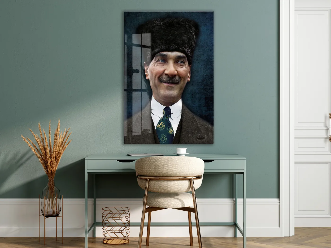 Kalpaklı Atatürk Portre Cam Tablo – Millî Mücadele Ruhunu Yansıtan Modern 4 mm Temperli Cam Duvar Dekoru -PeonyAta1003 — görsel 7