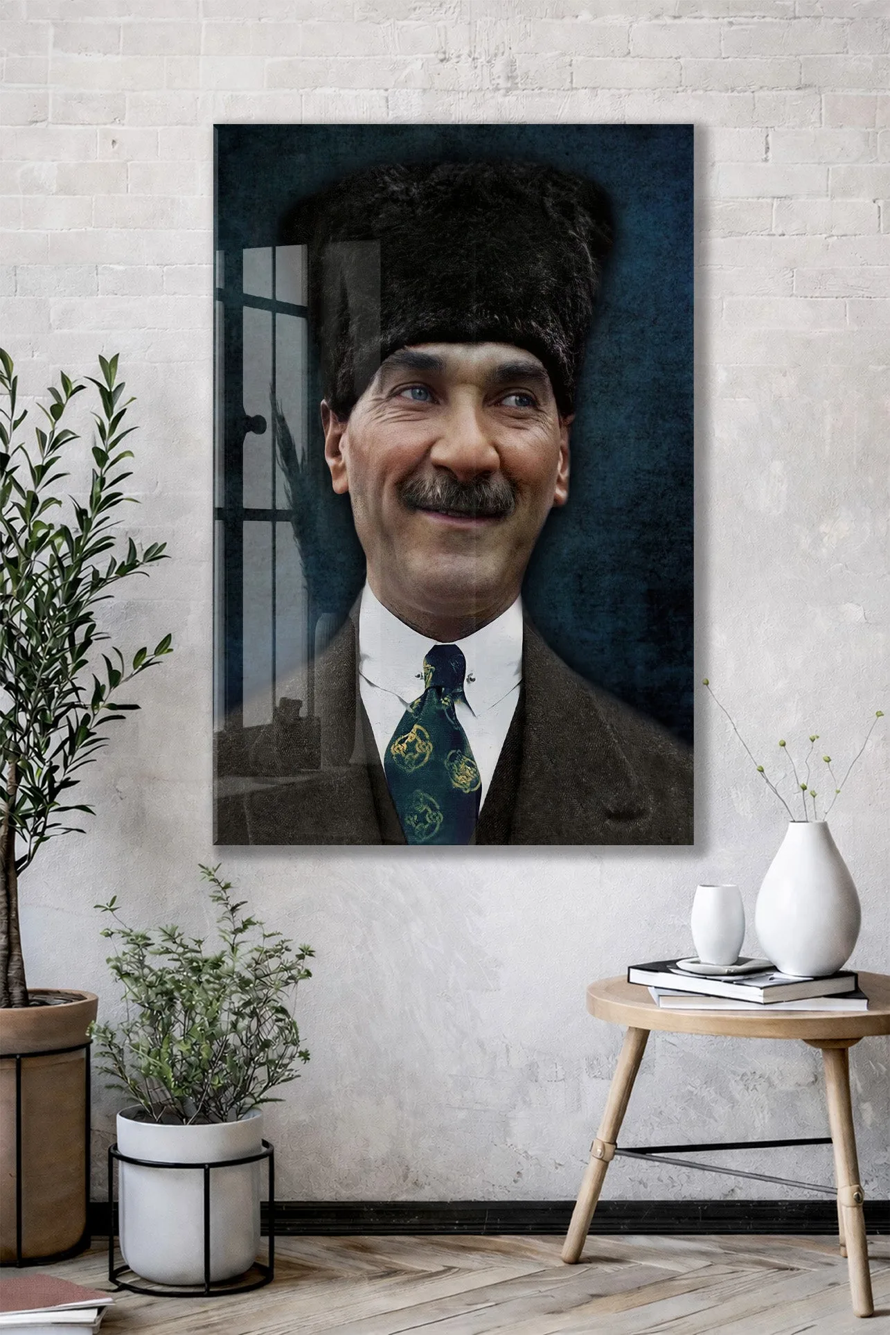 Kalpaklı Atatürk Portre Cam Tablo – Millî Mücadele Ruhunu Yansıtan Modern 4 mm Temperli Cam Duvar Dekoru -PeonyAta1003 — görsel 3