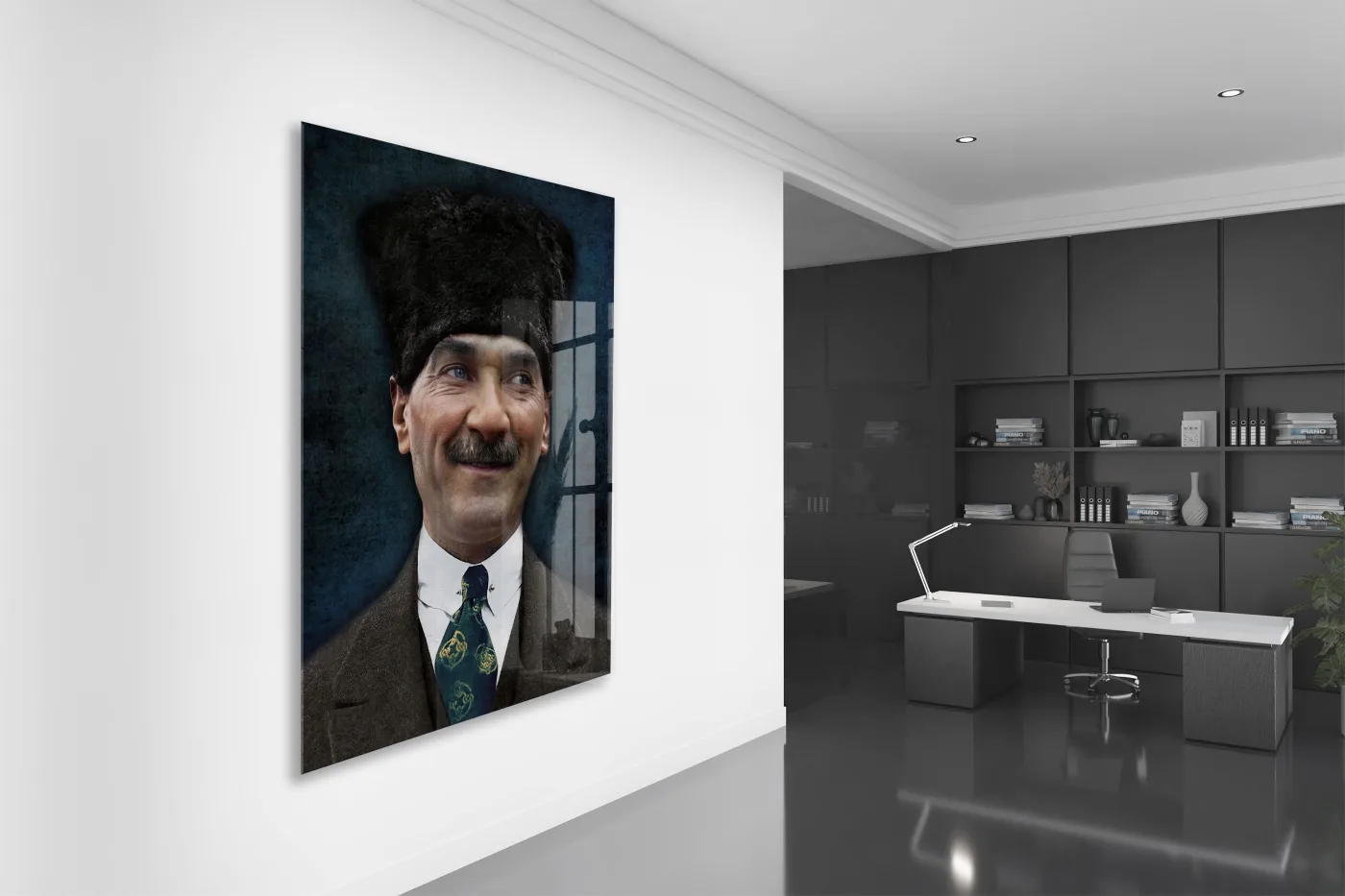 Kalpaklı Atatürk Portre Cam Tablo – Millî Mücadele Ruhunu Yansıtan Modern 4 mm Temperli Cam Duvar Dekoru -PeonyAta1003 — görsel 5