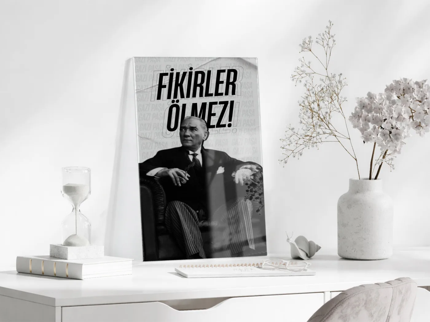 Fikirler Ölmez Atatürk Cam Tablo | Siyah Beyaz Tipografik Atatürk Portresi, İlham Veren Duvar Dekoru, 4mm Temperli Cam UV Baskı PeonyAta046 — görsel 6