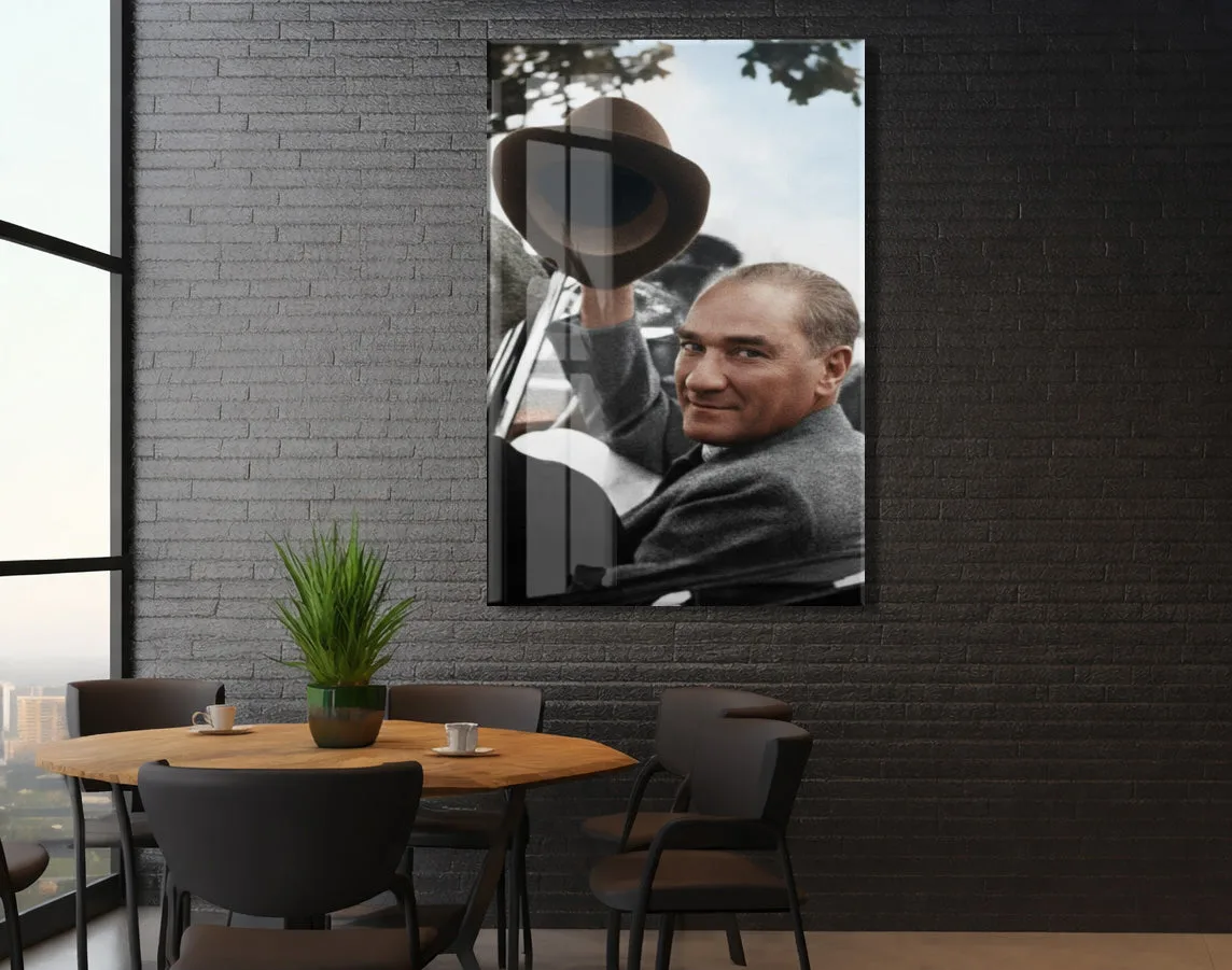 Atatürk Şapkalı Selam Verirken Cam Tablo – Halkla Bütünleşen Lider Temalı Cam Duvar Tablosu -PeonyAta066 — görsel 6