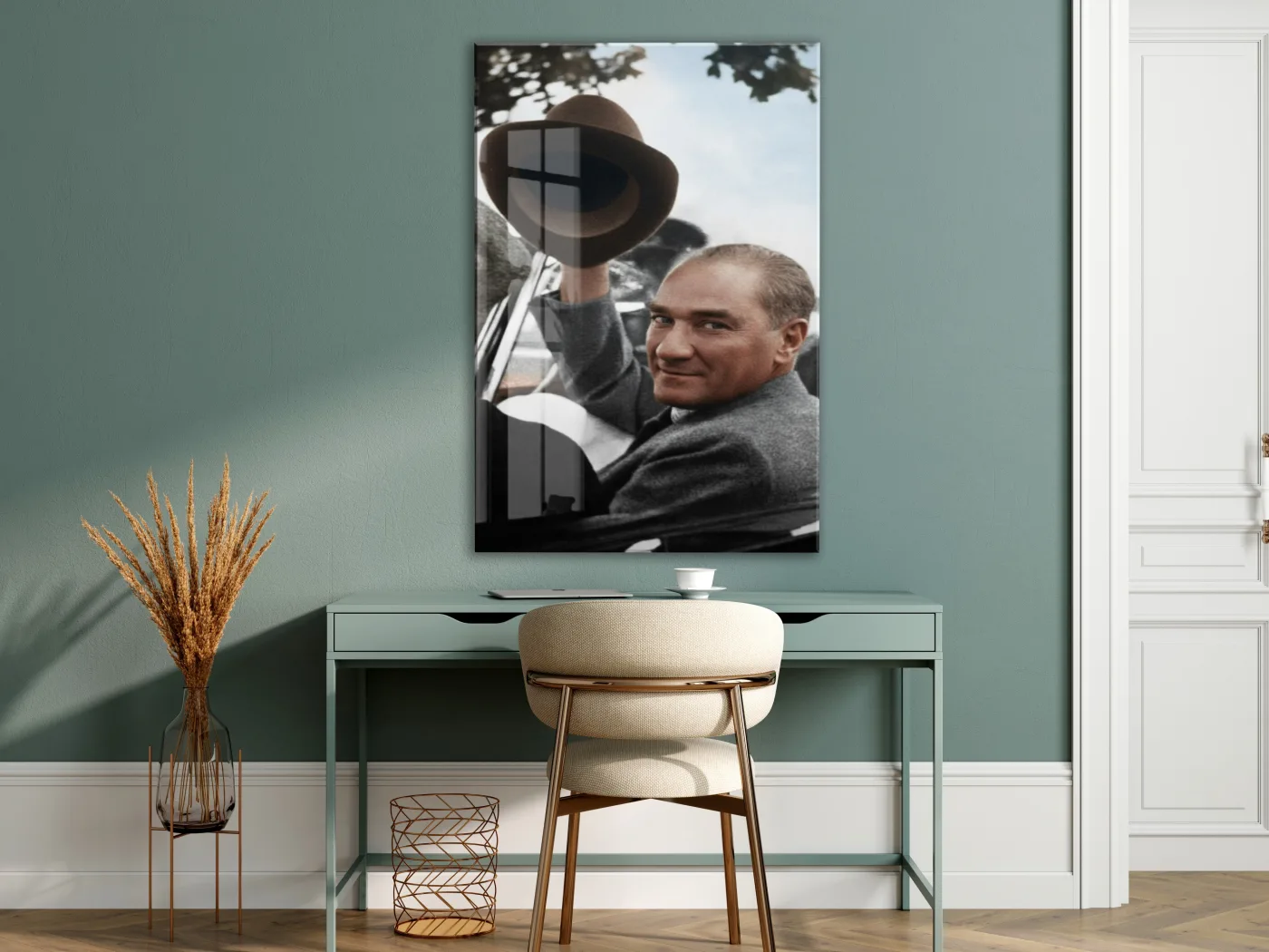 Atatürk Şapkalı Selam Verirken Cam Tablo – Halkla Bütünleşen Lider Temalı Cam Duvar Tablosu -PeonyAta066 — görsel 7