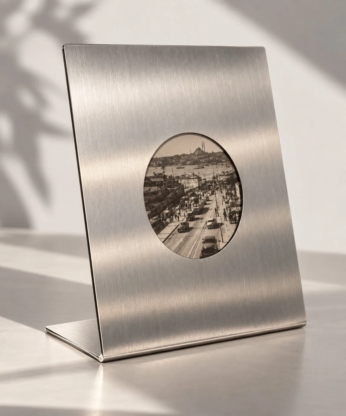 Avera | Paslanmaz Çelik Masaüstü Fotoğraf Çerçevesi – 15x18 cm Fırçalanmış Metal Yuvarlak Fotoğraf Alanlı Modern Dekoratif Çerçeve — görsel 2