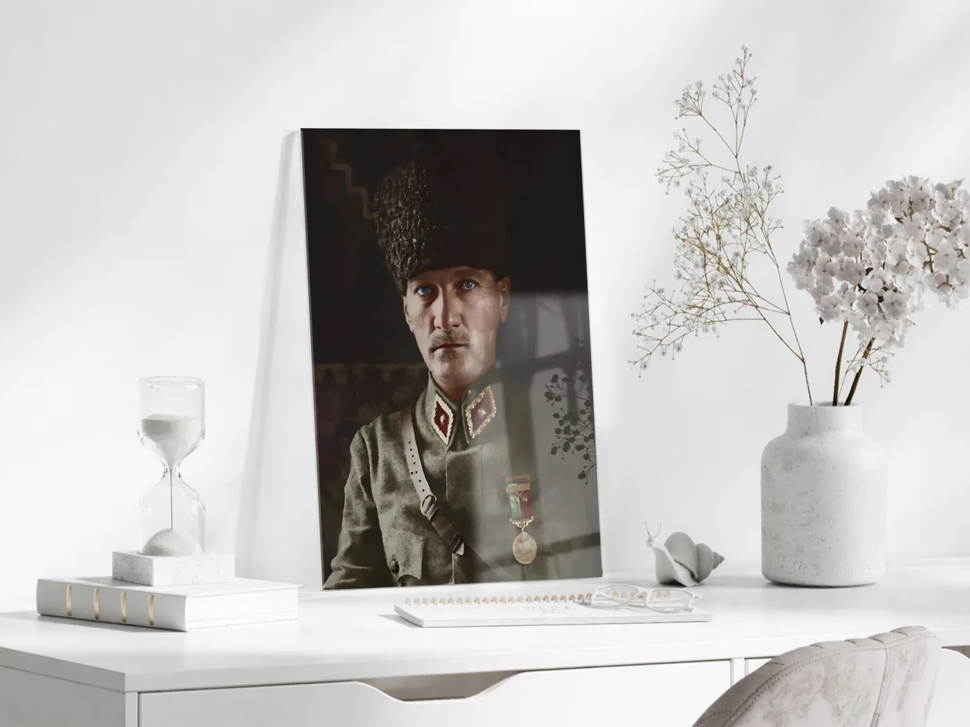 Atatürk Cam Tablo – Askerî Üniformalı İkonik Portre, 4 mm Temperli Cam Üzerine Premium Duvar Dekoru -PeonyAta1029 — görsel 4
