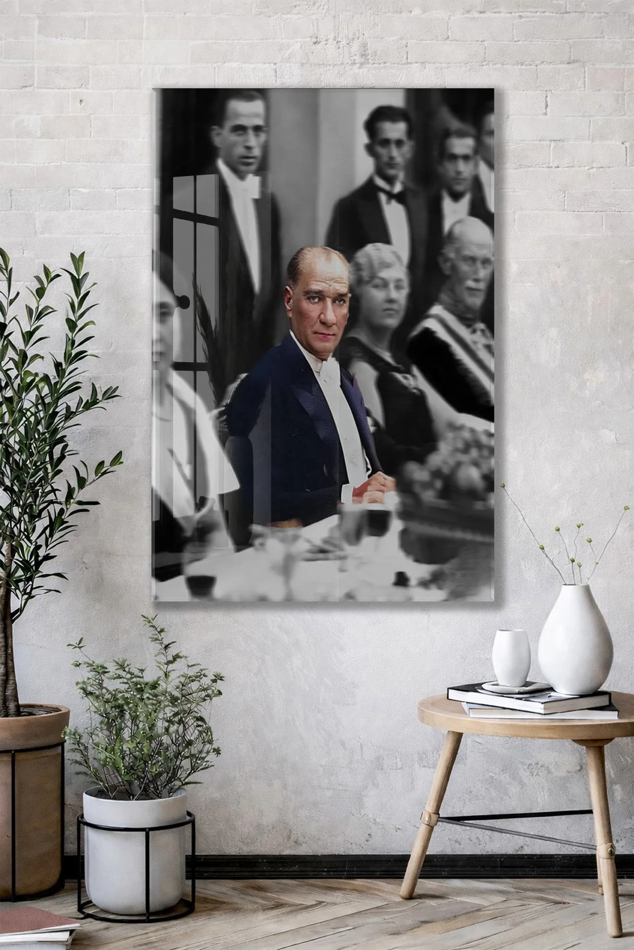 Diplomatik Davette Atatürk Cam Tablo – Devlet Adamlığı ve Modern Cumhuriyeti Yansıtan 4 mm Temperli Cam Duvar Dekoru -PeonyAta1016 — görsel 3
