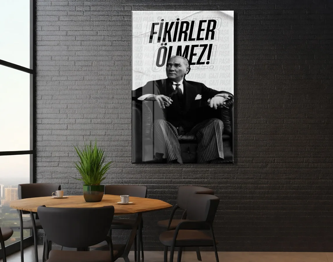Fikirler Ölmez Atatürk Cam Tablo | Siyah Beyaz Tipografik Atatürk Portresi, İlham Veren Duvar Dekoru, 4mm Temperli Cam UV Baskı PeonyAta046 — görsel 5