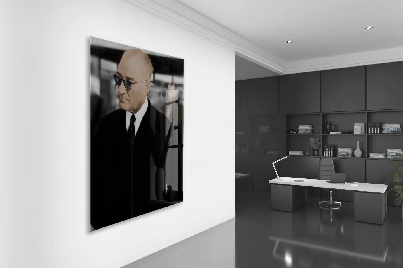 Gözlüklü Atatürk Portre Cam Tablo – Entelektüel Liderliği Yansıtan Modern 4 mm Temperli Cam Duvar Dekoru -PeonyAta1006 — görsel 5
