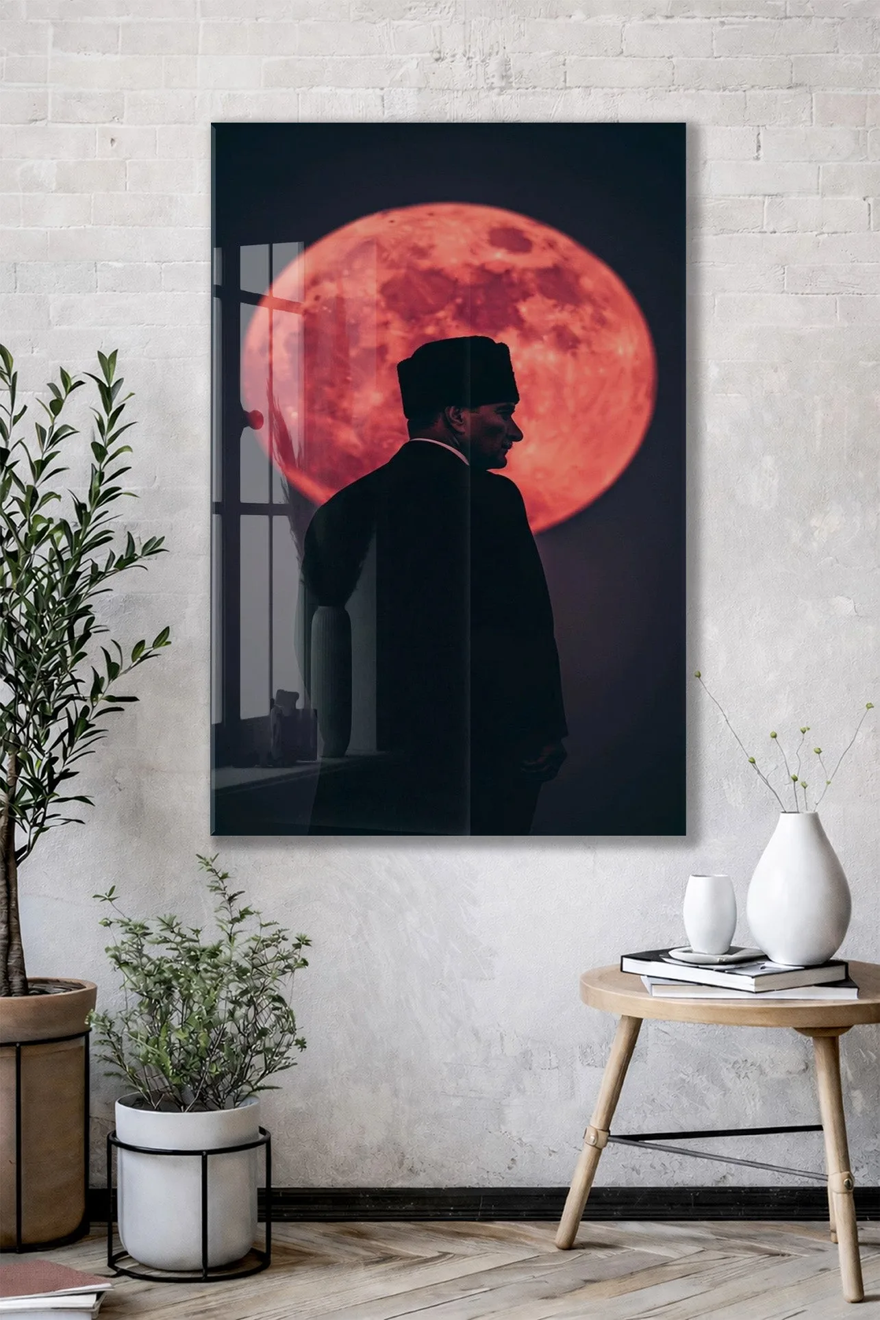 Kırmızı Ay Önünde Atatürk Silüeti Cam Tablo – Mustafa Kemal Atatürk’ün Liderliğini ve Tarihi Kararlılığını Yansıtan Modern ve Sanatsal Duvar Dekoru-PeonyAta040 — görsel 3