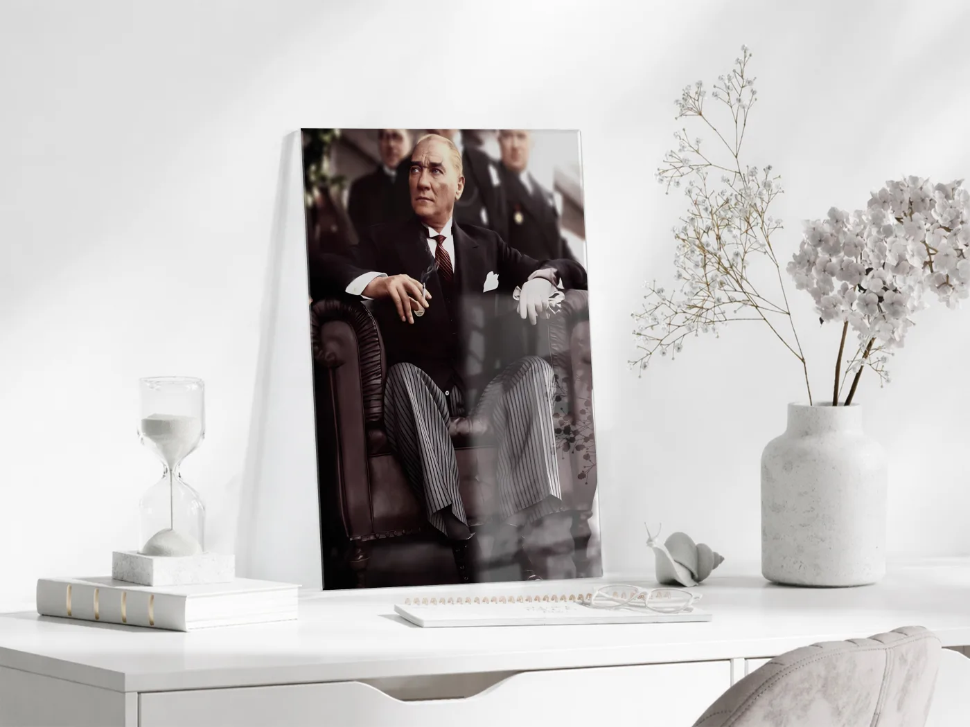 Atatürk Cam Tablo – İkonik Liderlik Portresi, 4 mm Temperli Cam Üzerine Prestijli ve Güçlü Duvar Dekoru -PeonyAta1026 — görsel 4