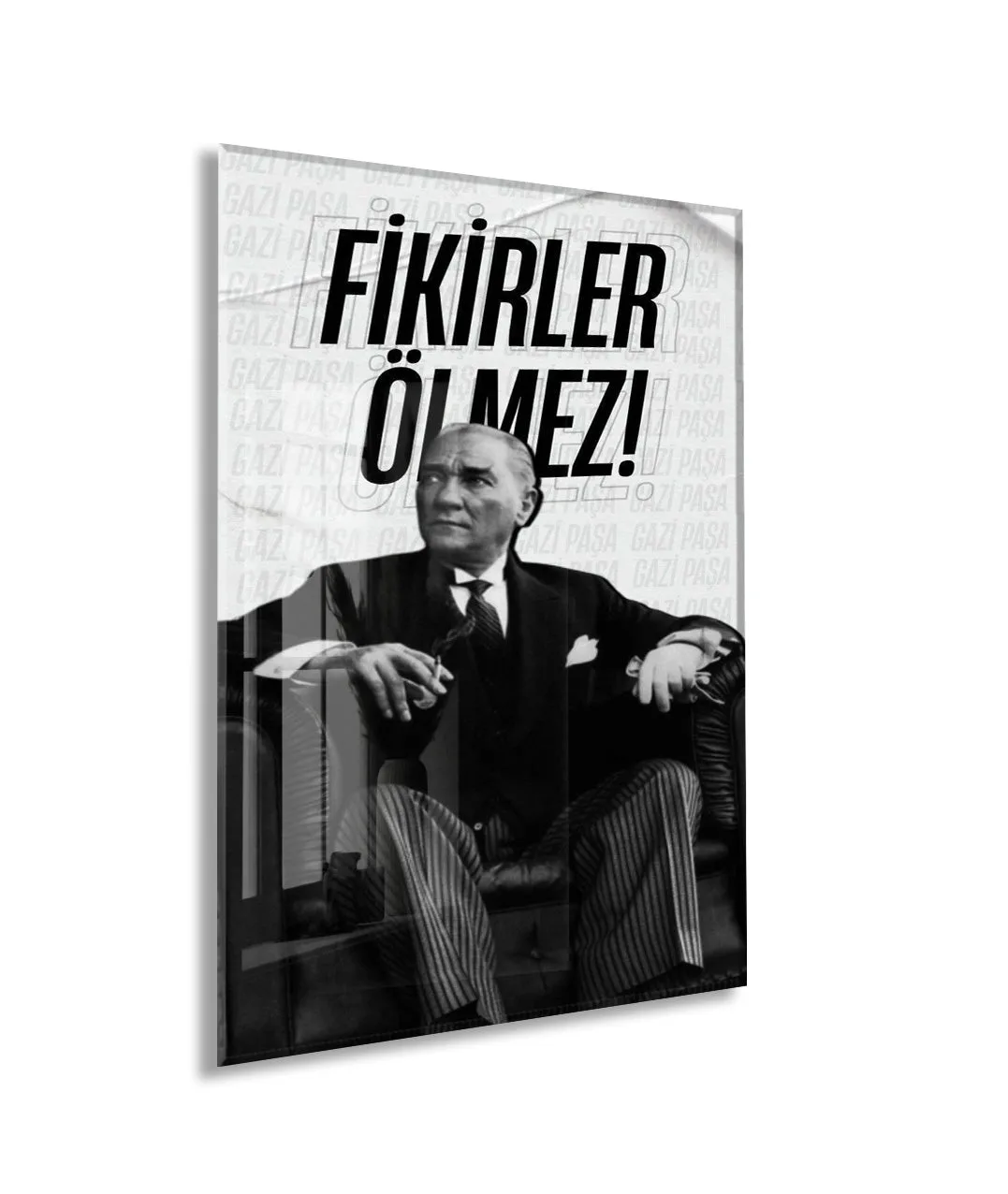 Fikirler Ölmez Atatürk Cam Tablo | Siyah Beyaz Tipografik Atatürk Portresi, İlham Veren Duvar Dekoru, 4mm Temperli Cam UV Baskı PeonyAta046 — görsel 1