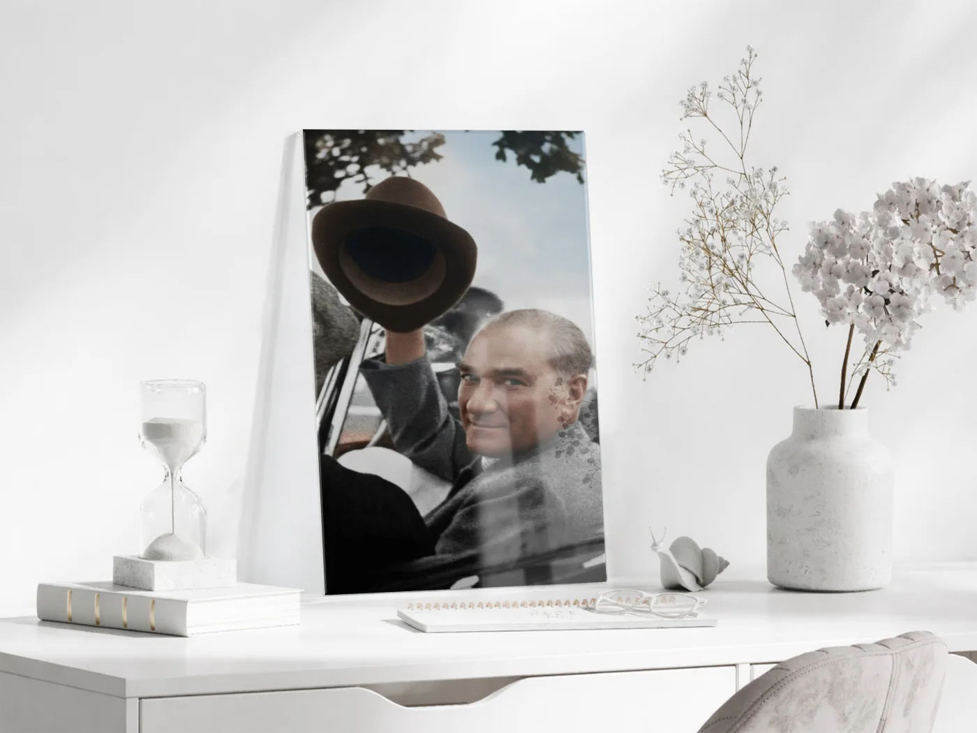 Atatürk Şapkalı Selam Verirken Cam Tablo – Halkla Bütünleşen Lider Temalı Cam Duvar Tablosu -PeonyAta066 — görsel 4