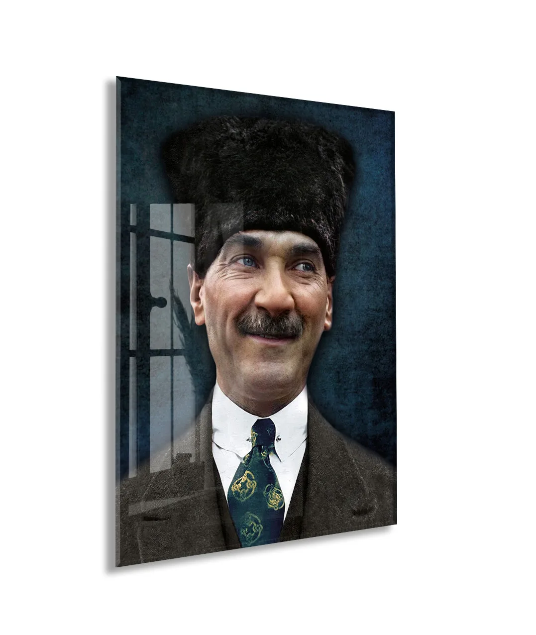 Kalpaklı Atatürk Portre Cam Tablo – Millî Mücadele Ruhunu Yansıtan Modern 4 mm Temperli Cam Duvar Dekoru -PeonyAta1003 — görsel 1