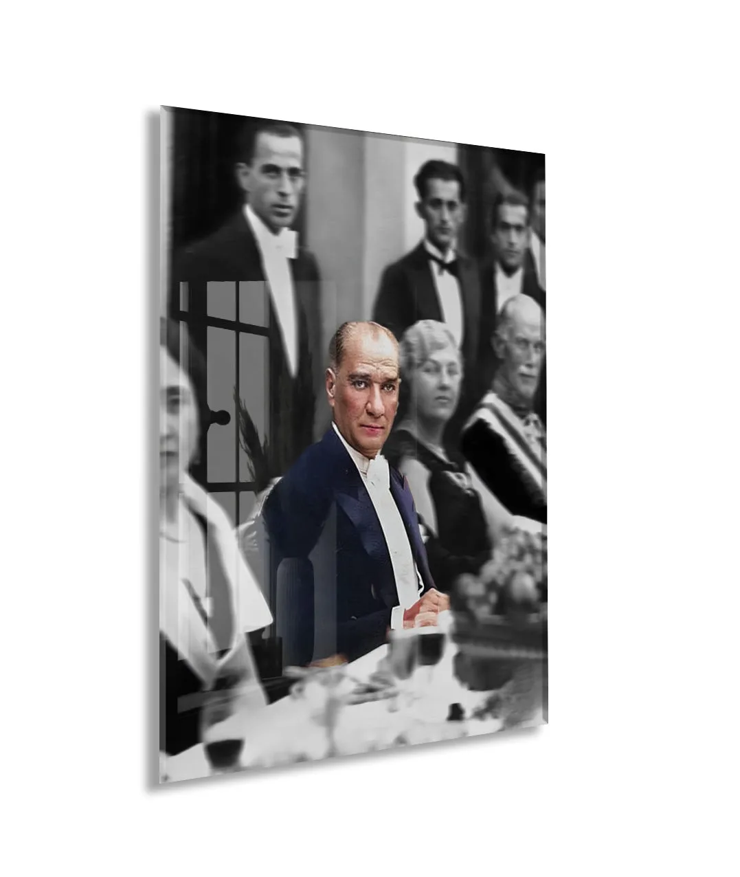 Diplomatik Davette Atatürk Cam Tablo – Devlet Adamlığı ve Modern Cumhuriyeti Yansıtan 4 mm Temperli Cam Duvar Dekoru -PeonyAta1016 — görsel 1