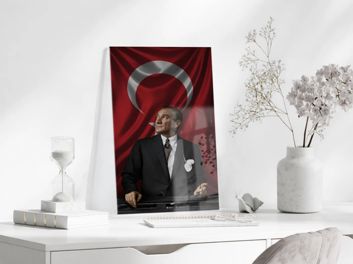 Atatürk Türk Bayrağı Önünde Cam Tablo – Devlet Adamlığı ve Liderlik Temalı 4 mm Temperli Cam-PeonyAta057 — görsel 4