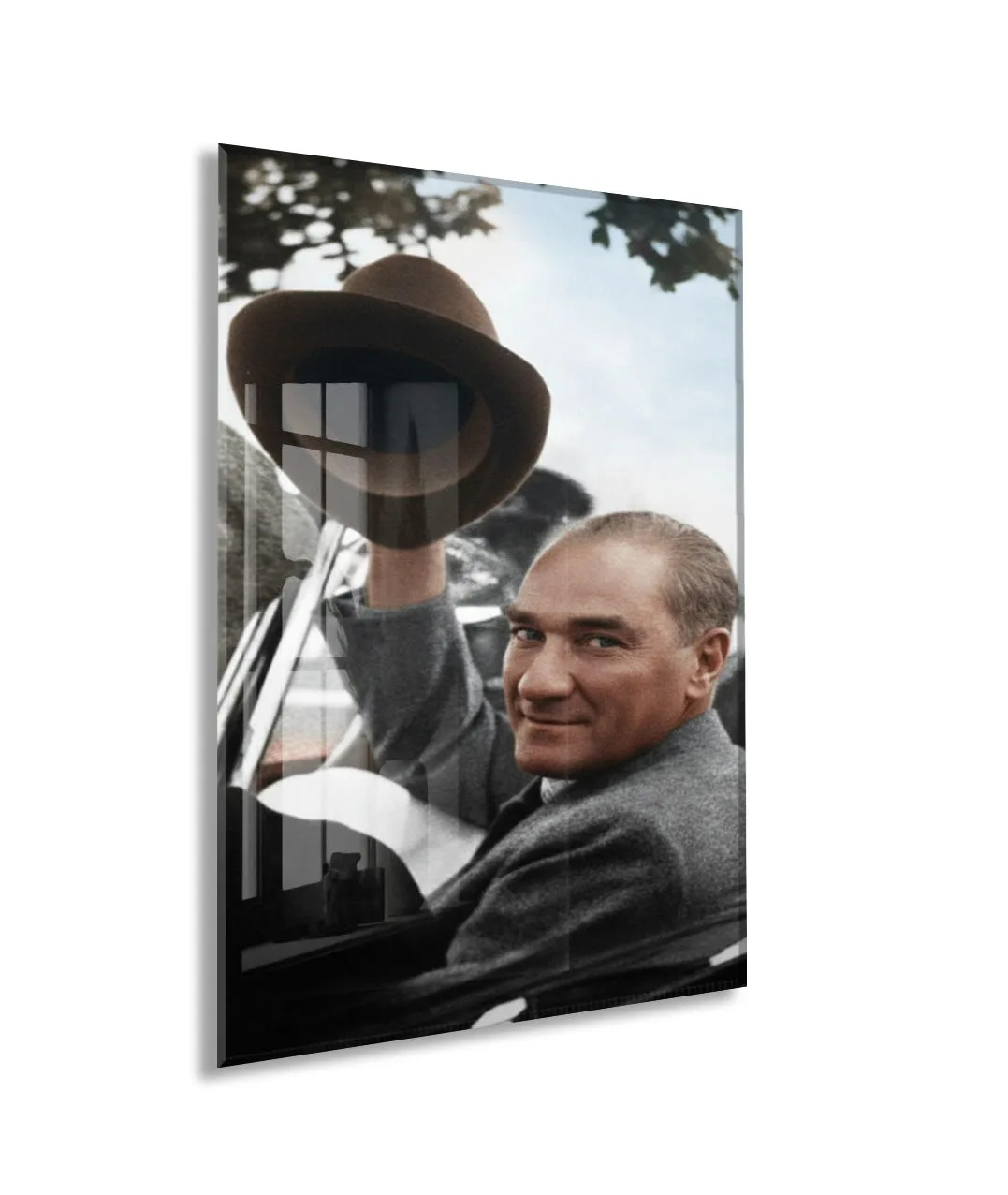 Atatürk Şapkalı Selam Verirken Cam Tablo – Halkla Bütünleşen Lider Temalı Cam Duvar Tablosu -PeonyAta066 — görsel 1