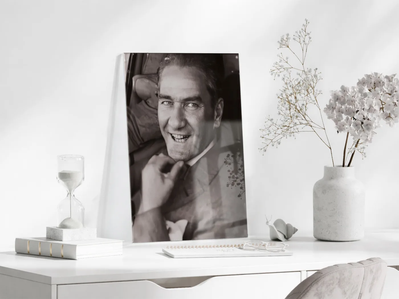 Atatürk Cam Tablo – Gülümseyen Siyah Beyaz Portre, 4 mm Temperli Cam Üzerine Zamansız Duvar Dekoru -PeonyAta1023 — görsel 4