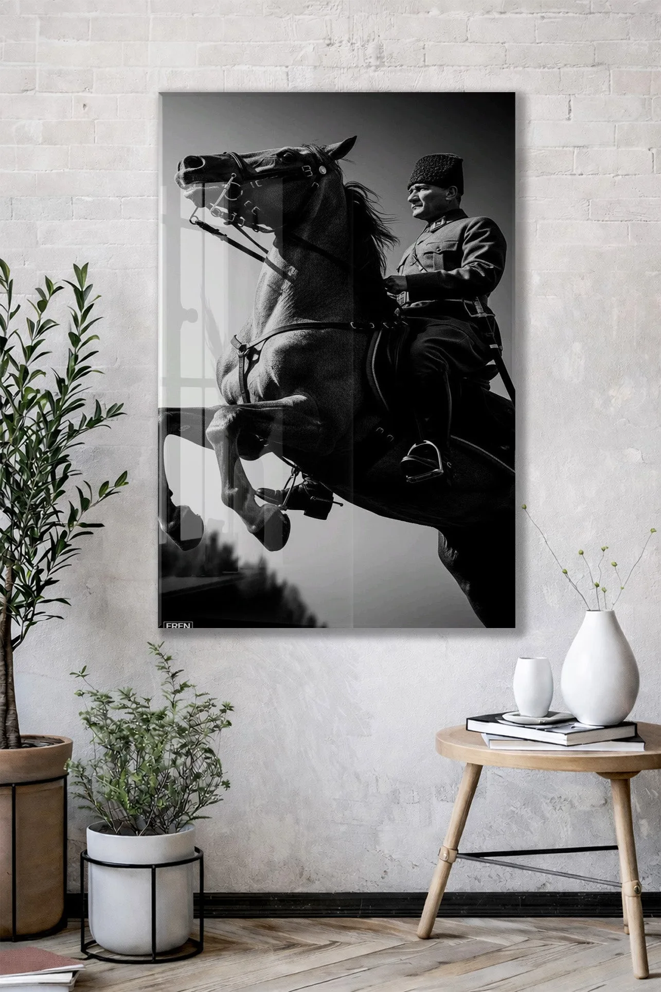 Atatürk At Üzerinde Cam Tablo – Siyah Beyaz Liderlik Temalı Cam Duvar Tablosu -PeonyAta068 — görsel 2