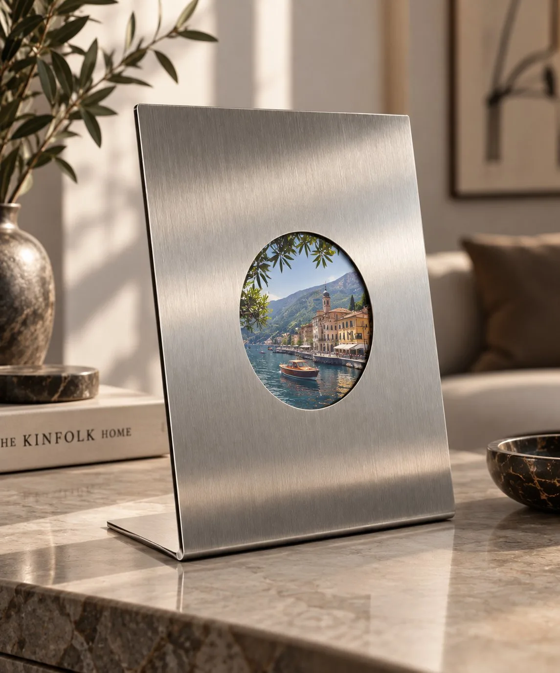 Avera | Paslanmaz Çelik Masaüstü Fotoğraf Çerçevesi – 15x18 cm Fırçalanmış Metal Yuvarlak Fotoğraf Alanlı Modern Dekoratif Çerçeve — görsel 3