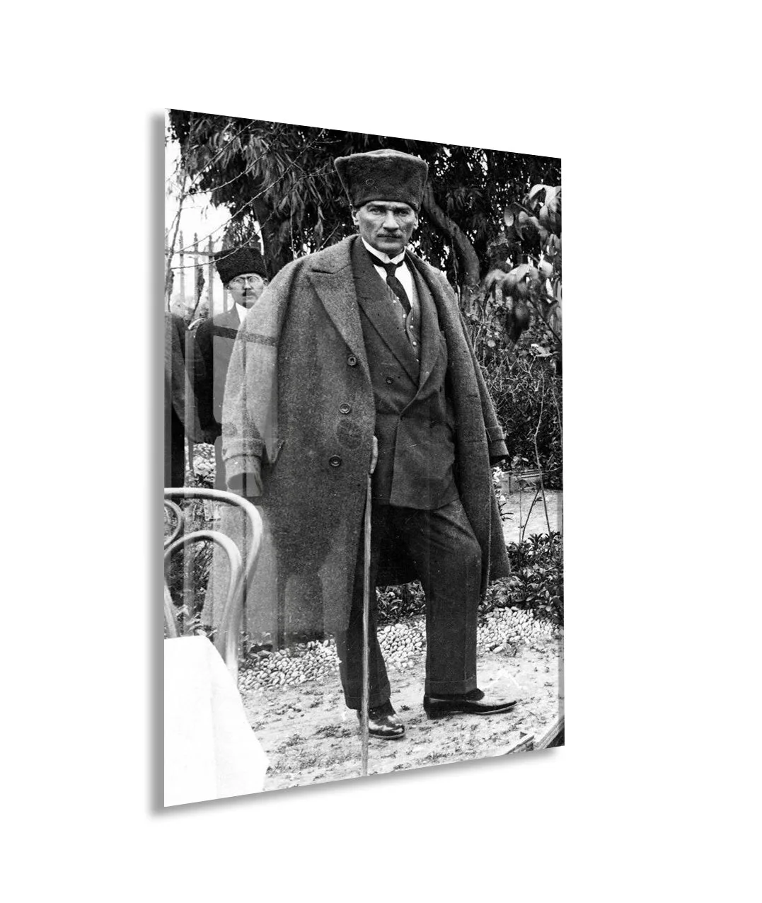 Atatürk Siyah Beyaz Cam Tablo – Bastonlu Tam Boy Portre 4 mm Temperli Cam -PeonyAta060 — görsel 1