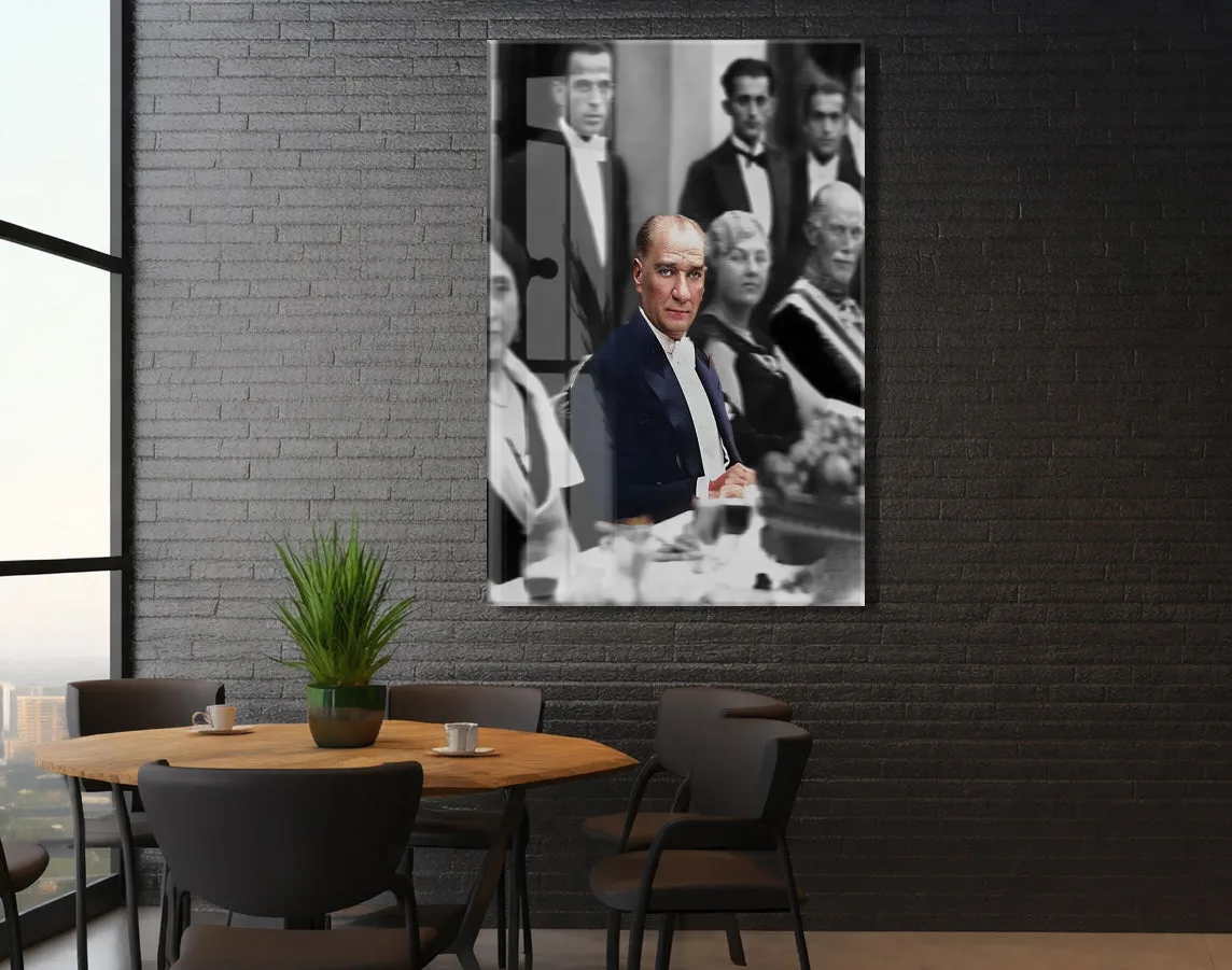 Diplomatik Davette Atatürk Cam Tablo – Devlet Adamlığı ve Modern Cumhuriyeti Yansıtan 4 mm Temperli Cam Duvar Dekoru -PeonyAta1016 — görsel 6