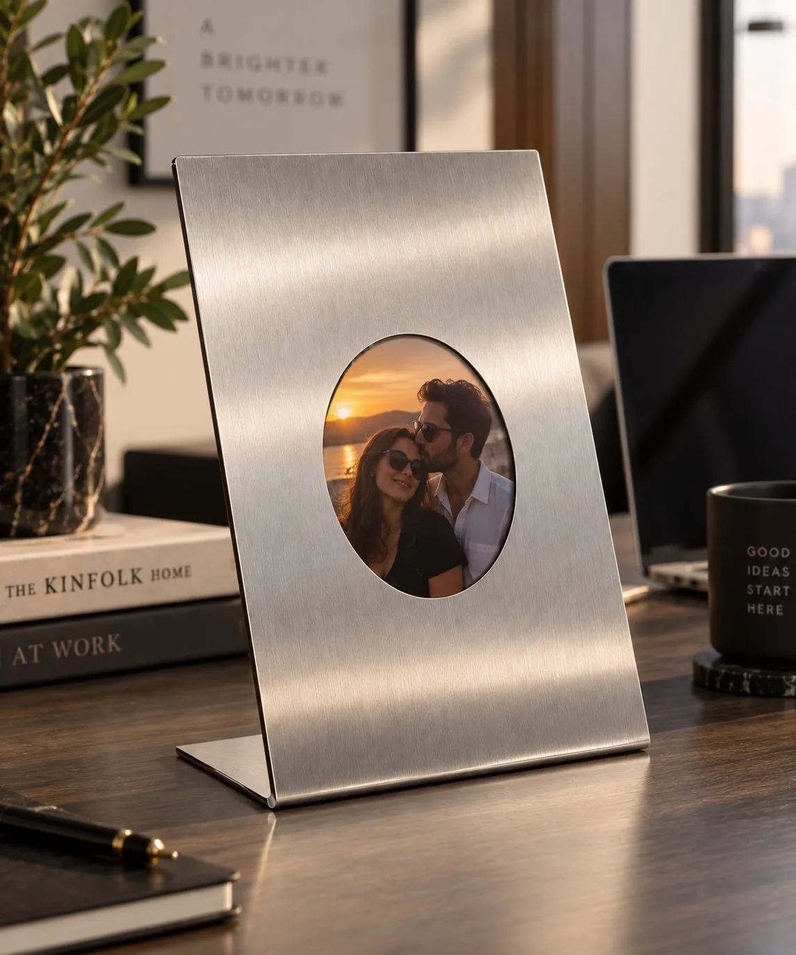 Avera | Paslanmaz Çelik Masaüstü Fotoğraf Çerçevesi – 15x18 cm Fırçalanmış Metal Yuvarlak Fotoğraf Alanlı Modern Dekoratif Çerçeve — görsel 4