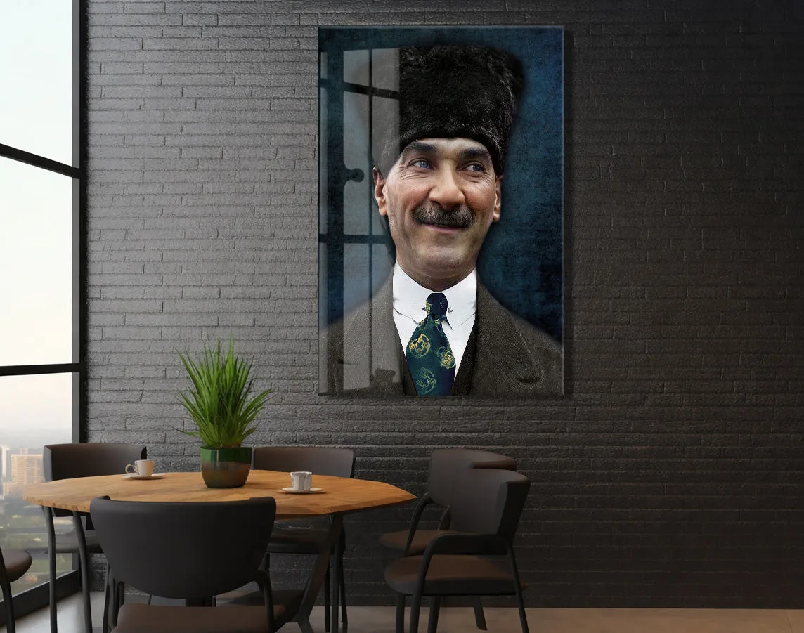 Kalpaklı Atatürk Portre Cam Tablo – Millî Mücadele Ruhunu Yansıtan Modern 4 mm Temperli Cam Duvar Dekoru -PeonyAta1003 — görsel 6