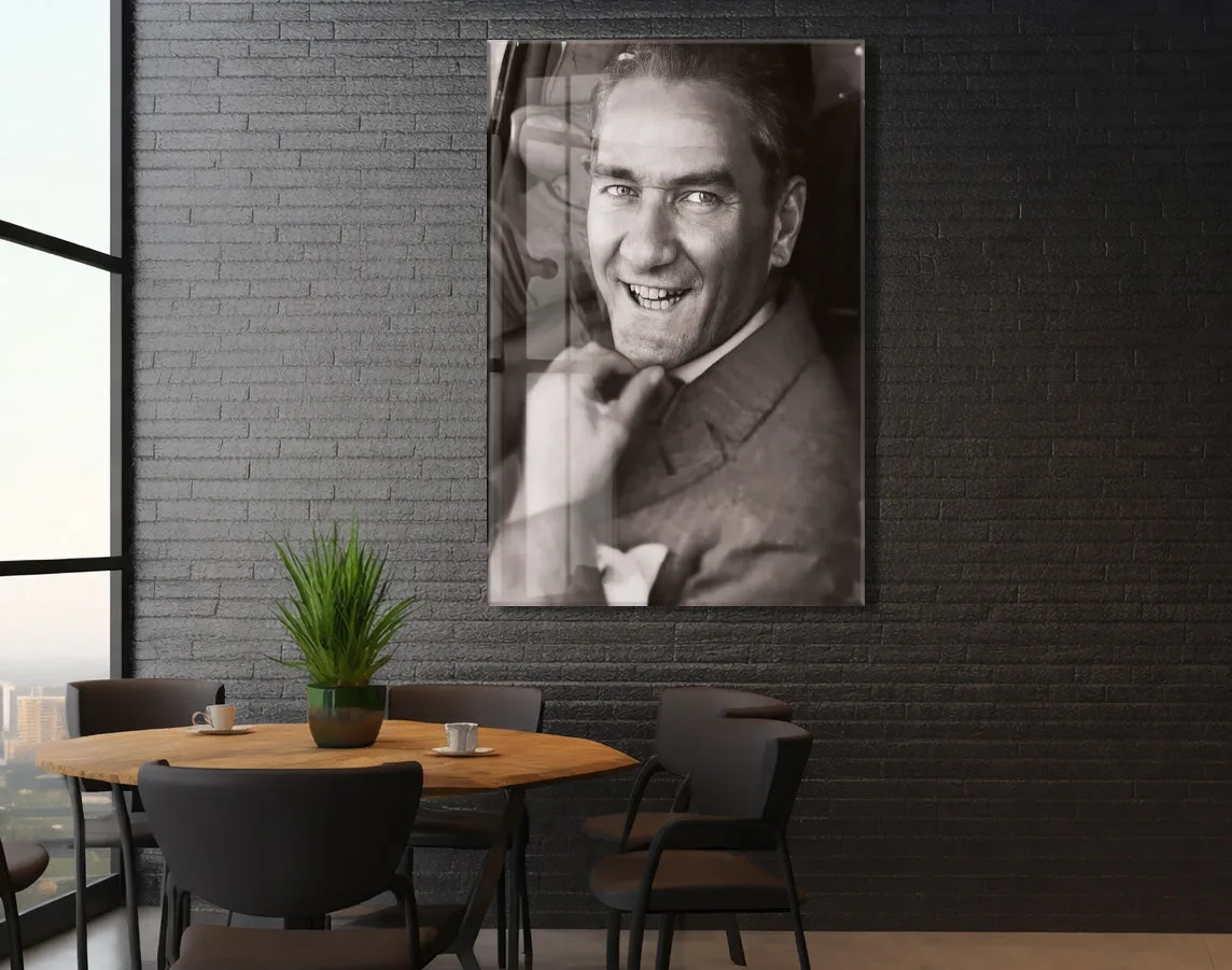 Atatürk Cam Tablo – Gülümseyen Siyah Beyaz Portre, 4 mm Temperli Cam Üzerine Zamansız Duvar Dekoru -PeonyAta1023 — görsel 6