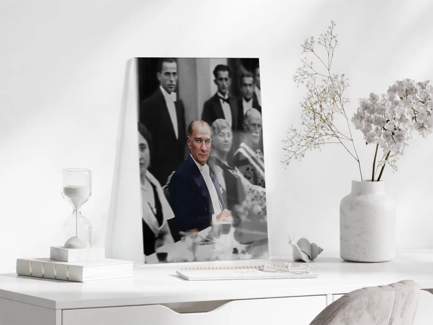 Diplomatik Davette Atatürk Cam Tablo – Devlet Adamlığı ve Modern Cumhuriyeti Yansıtan 4 mm Temperli Cam Duvar Dekoru -PeonyAta1016 — görsel 4