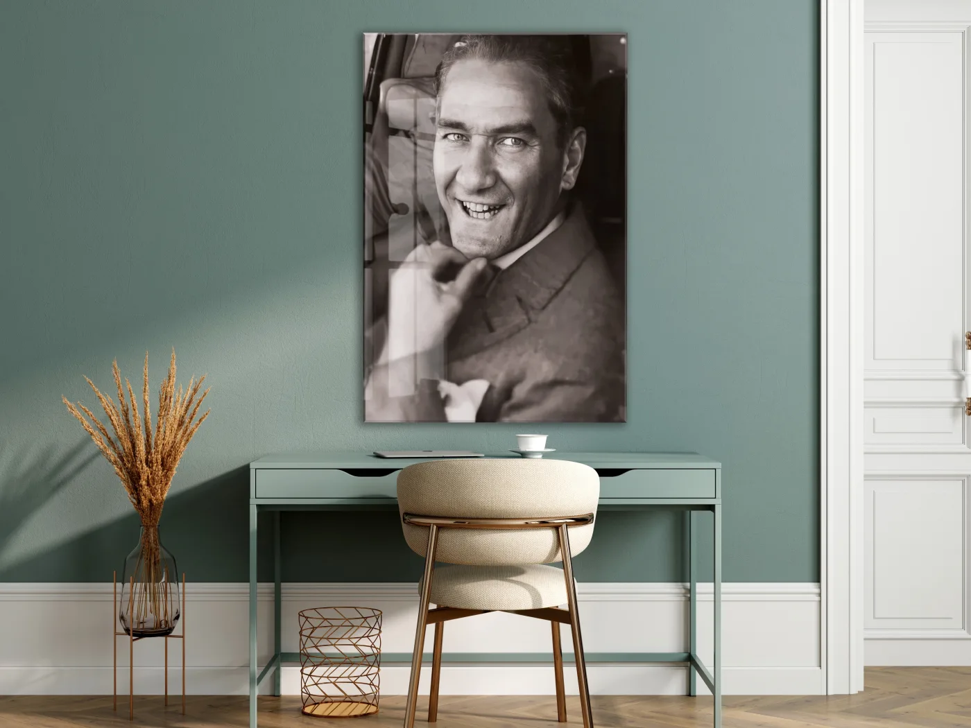 Atatürk Cam Tablo – Gülümseyen Siyah Beyaz Portre, 4 mm Temperli Cam Üzerine Zamansız Duvar Dekoru -PeonyAta1023 — görsel 7