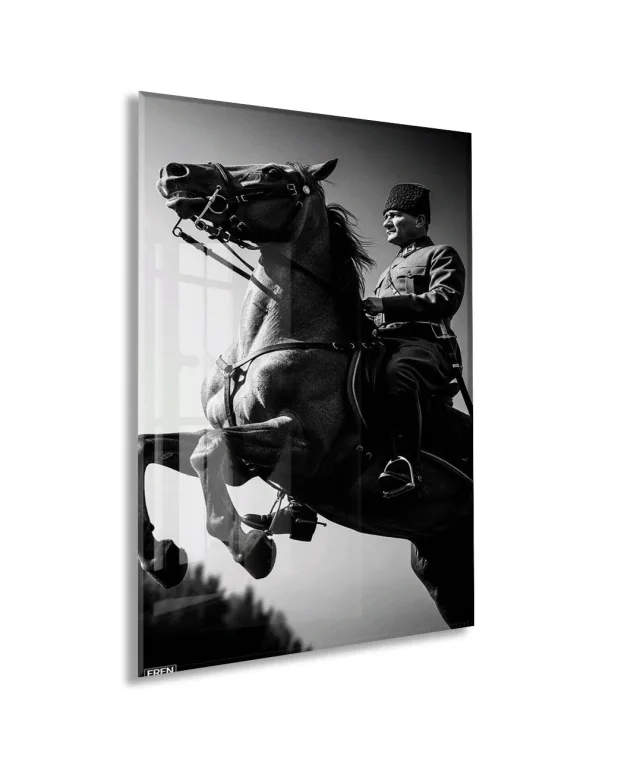 Atatürk At Üzerinde Cam Tablo – Siyah Beyaz Liderlik Temalı Cam Duvar Tablosu -PeonyAta068