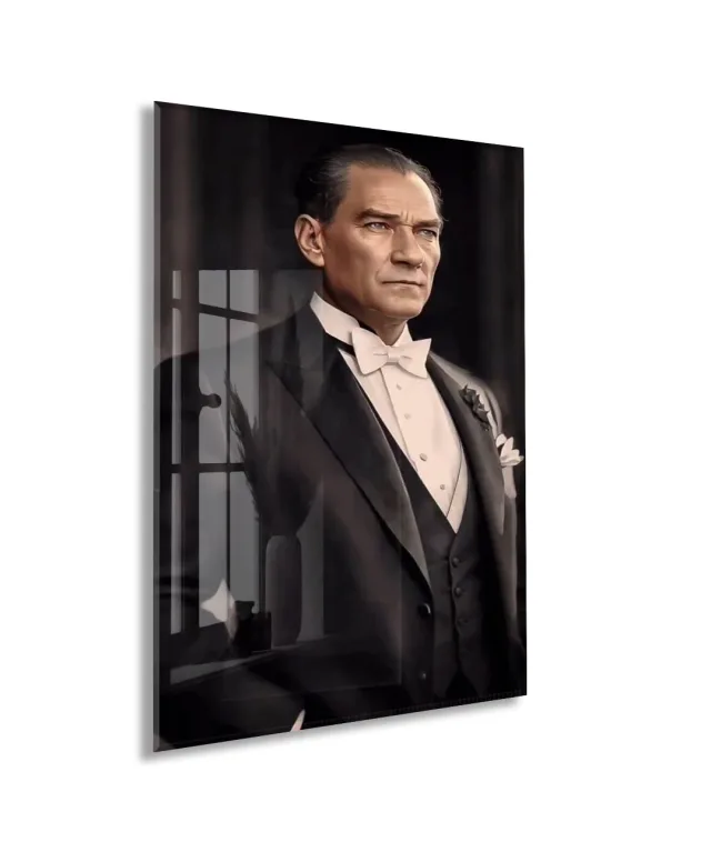 Atatürk Fraklı Cam Tablo – Klasik ve Asil Liderlik Temalı Premium Cam Duvar Tablosu -PeonyAta063
